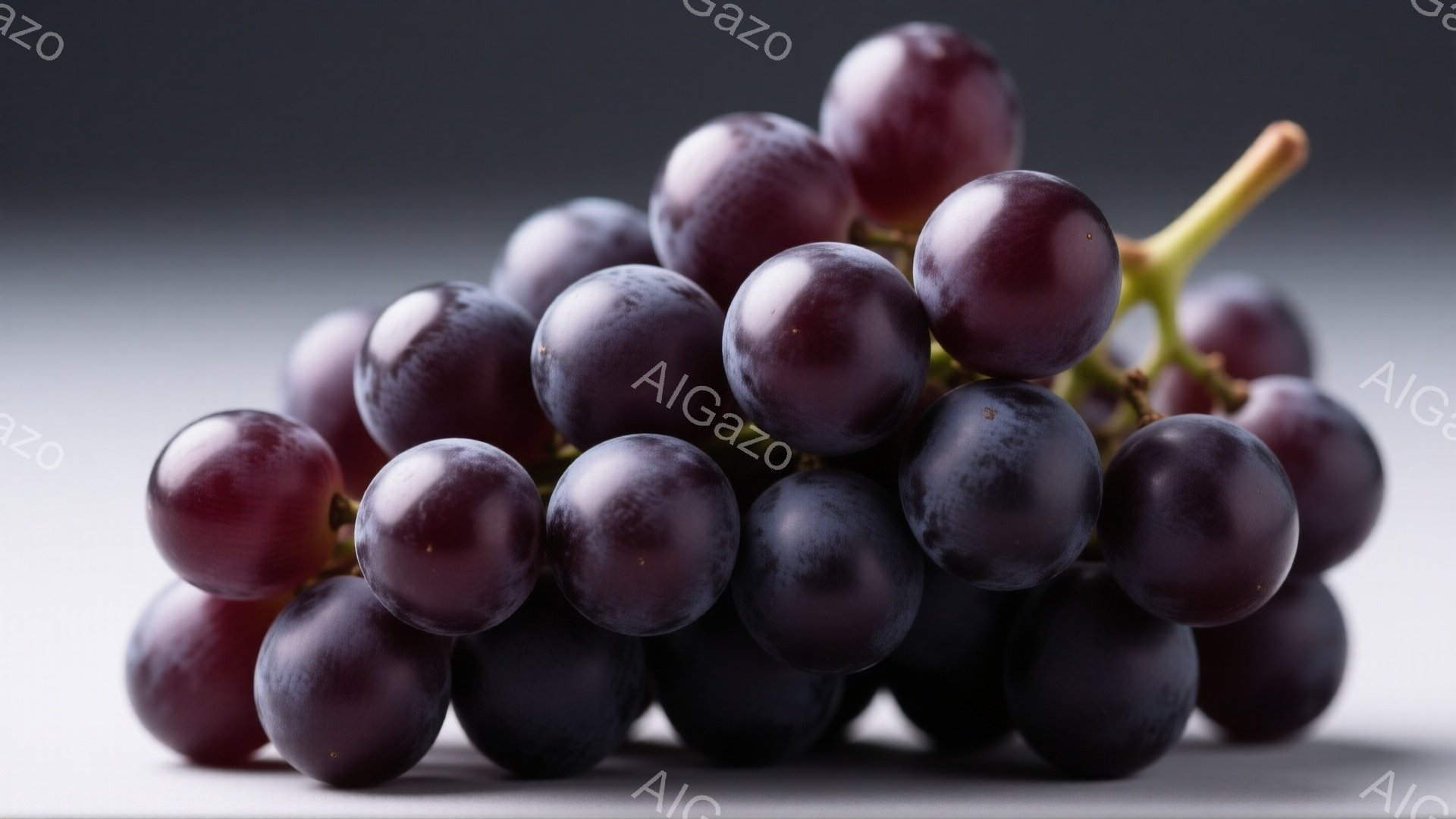 濃い紫色のぶどうの房が、白い背景の上に置かれています。それぞれのぶどうは丸みを帯びており、表面には白い粉のようなものが薄く付着しています。光の当たり方によって、ぶどうの表面に微妙な影ができ、立体感と瑞 - AI生成フリー素材