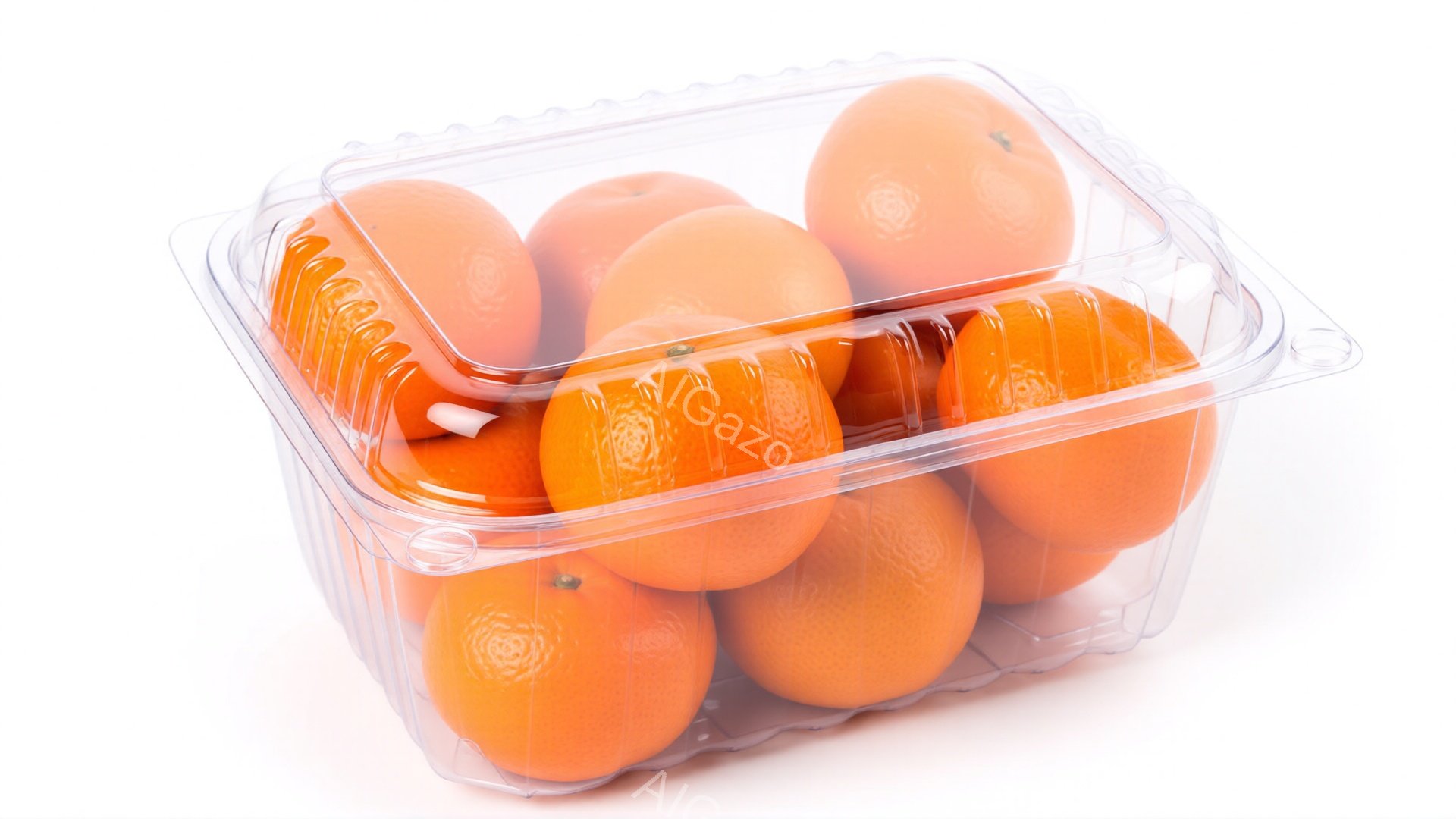 鮮やかなオレンジが透明なプラスチックの容器に並べられています。オレンジは表面に凹凸があり、みずみずしさを感じさせます。背景は白く、オレンジ色が際立って見えます。