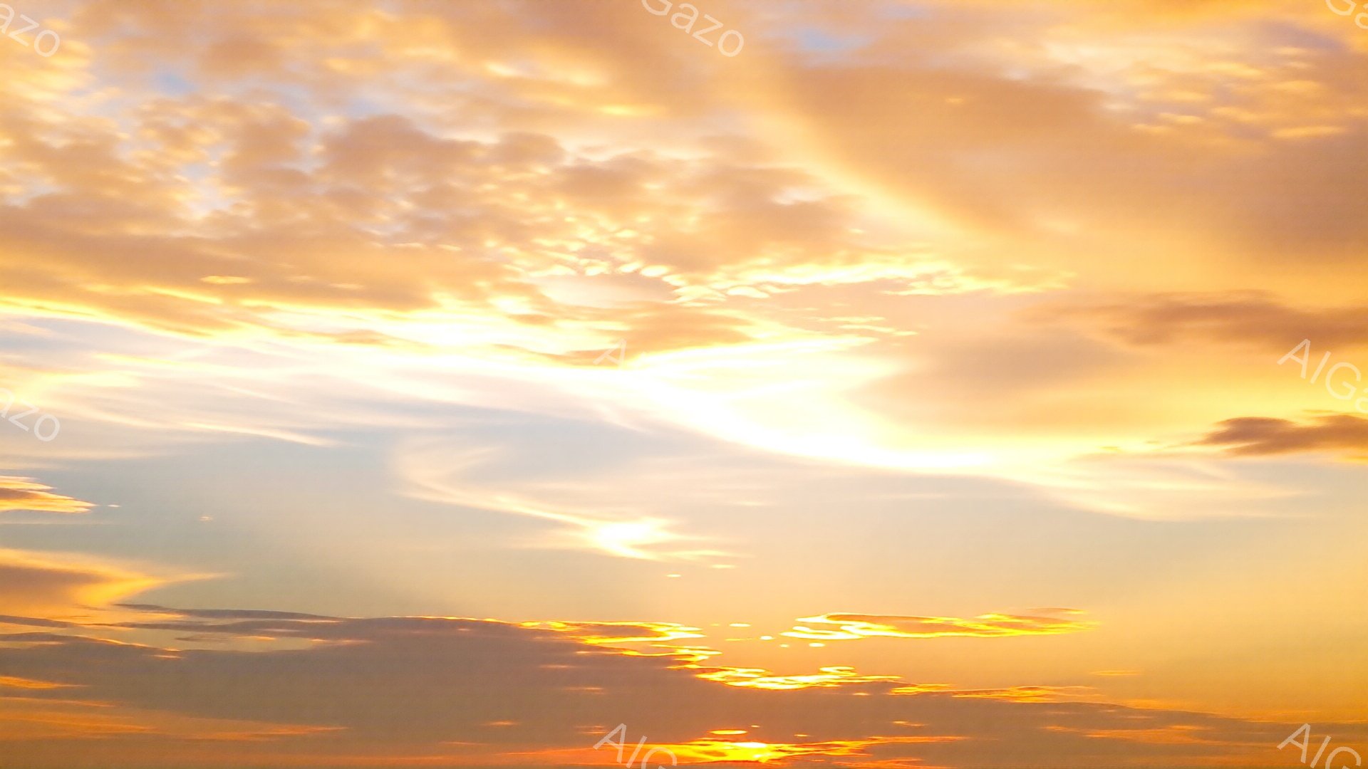 空全体が夕焼けの色で染まっており、オレンジ、ピンク、そしてわずかな紫色の雲が広がっています。太陽は雲の切れ間から強く輝き、まるで天国への道のような光の筋が降り注いでいます。この光景は、暖かく、幻想的で - AI生成フリー素材