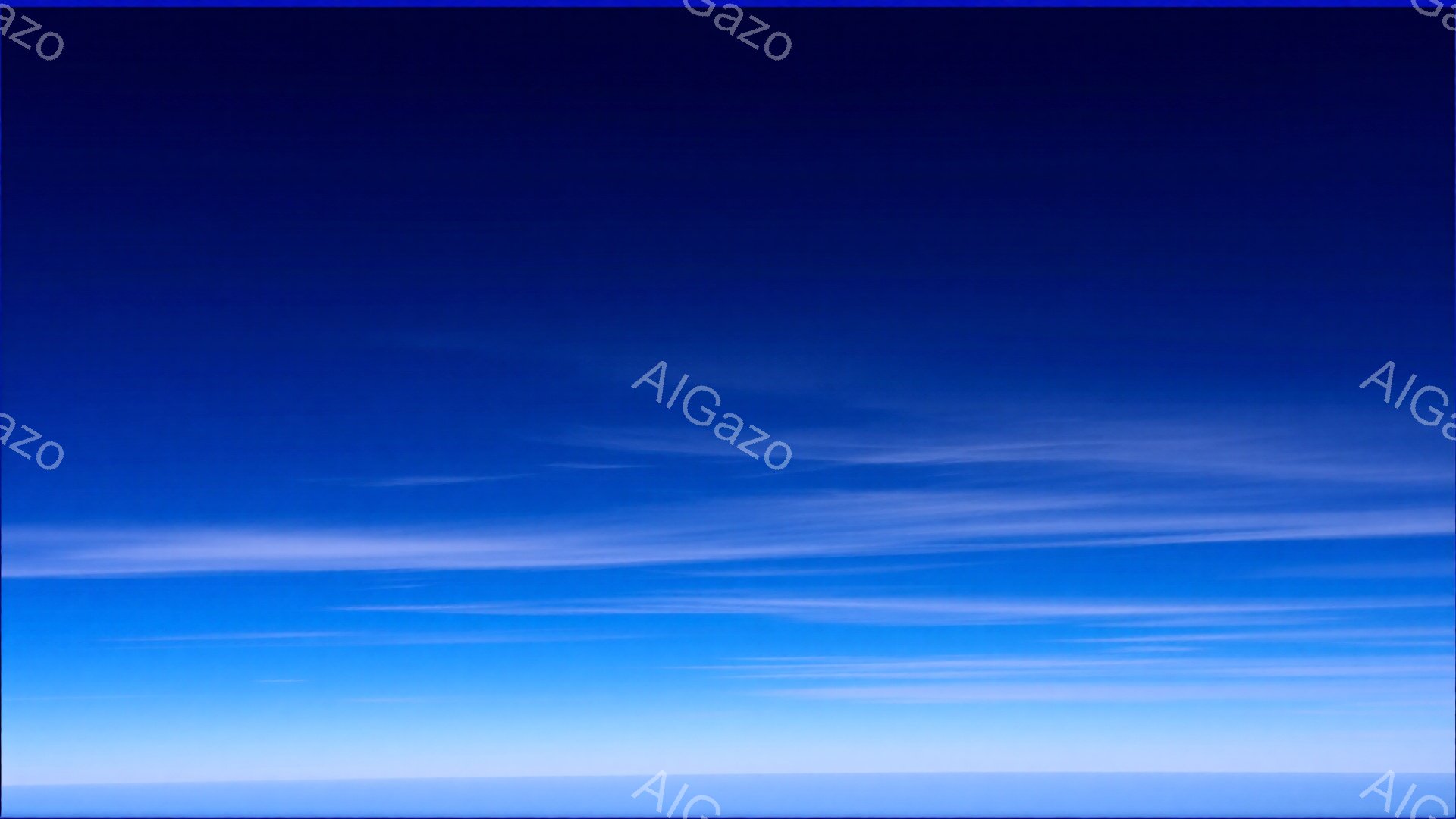 鮮やかな青空が広がり、地平線付近は薄い水色でぼやけている。空には、細く白い雲が水平方向に帯状に並び、穏やかで静寂な雰囲気を醸し出している。地平線は霞んでいて、空と海の境界線が曖昧になっている。 - AI生成フリー素材