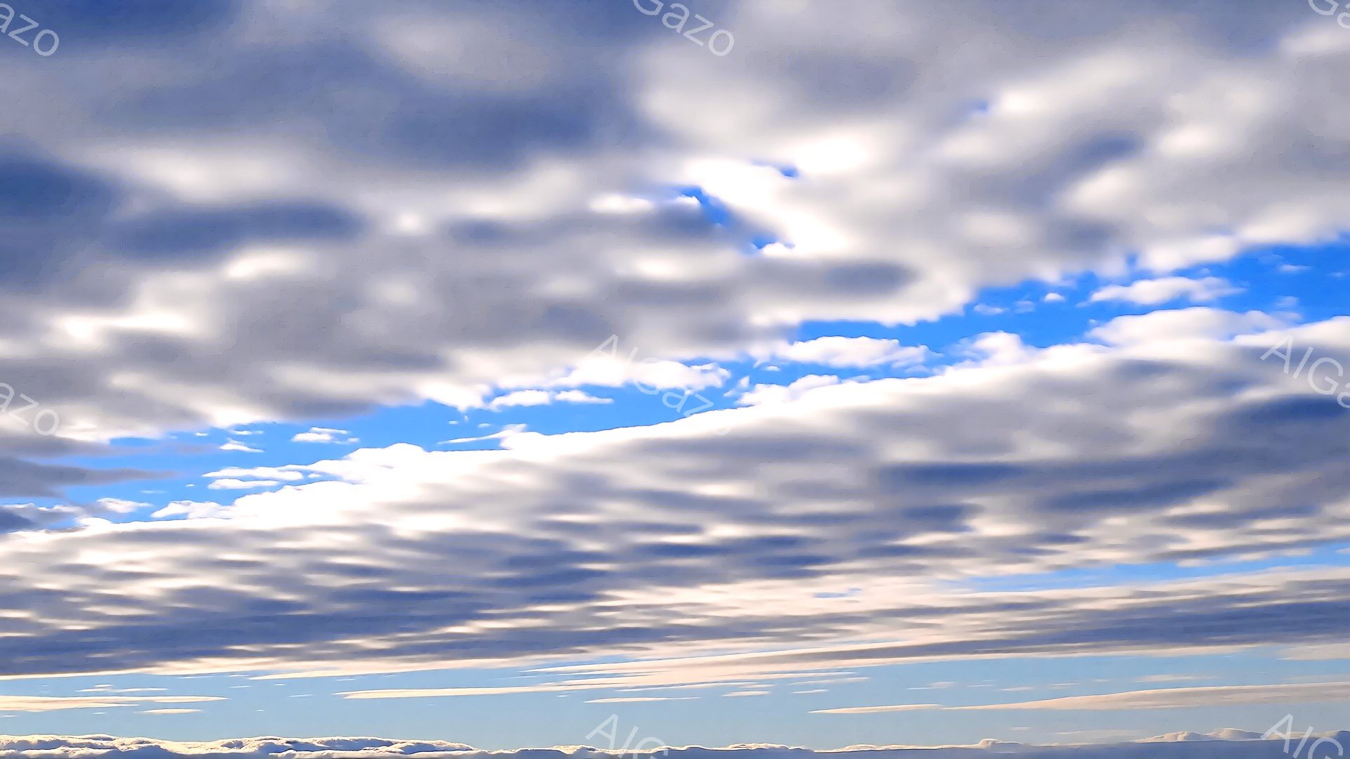雲が空一面に広がっており、まるでうねる波のようなテクスチャを描き出しています。地平線にはぼんやりと山並みが確認でき、空の青さと雲の白さが対照的で、開放的で少し寂しげな雰囲気です。全体的に光沢があり、明るい日中の空の様子を表しています。