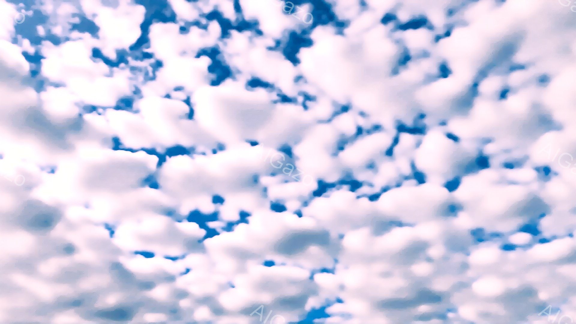 鮮やかな青空に、白い雲がもくもくと広がっています。雲は羊雲のようなふわふわとした形をしており、空全体を覆い尽くしています。日差しは柔らかく、穏やかで平和な雰囲気が漂います。