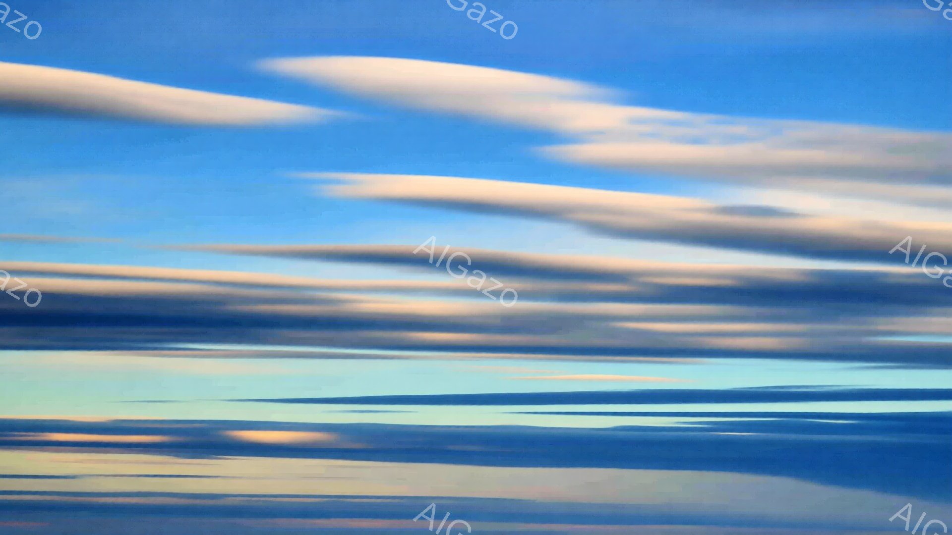 空一面に層状の雲が広がっており、夕焼けの名残と思われるオレンジやピンク色の光が雲の縁を優しく照らしている。雲はまるで水平方向に引き伸ばされた綿菓子のようで、その下には濃い青色が広がっている。穏やかで静 - AI生成フリー素材