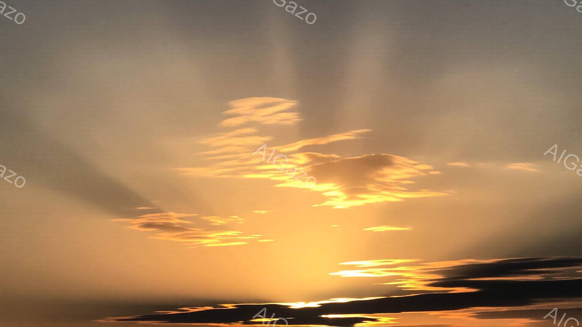 空は夕焼けの色合いで、オレンジ色と金色が混ざり合い、柔らかい光が降り注いでいます。雲はドラマチックな形をしており、太陽の光線を強調しています。全体的に、暖かく、穏やかで、希望に満ちた雰囲気です。