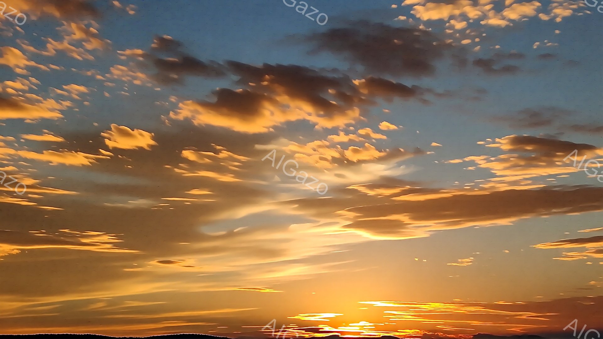 空一面に広がる雲が、夕焼けの光を浴びて黄金色やオレンジ色に染まっている。雲の形は多様で、まるで燃え盛る炎のようであり、水面には雲と夕焼けが反射してキラキラと輝いている。穏やかで幻想的な雰囲気で、時間が止まったかのような静寂が感じられる。