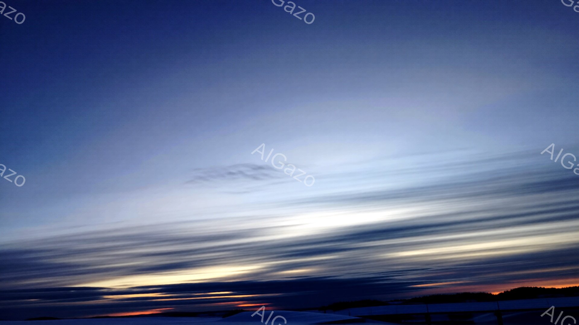空全体が、青、白、オレンジ、赤の水平方向に伸びる雲の層で覆われています。地平線付近には、わずかに暗い茶色や赤色の山並みが確認できます。全体的に、静かで穏やかでありながら、壮大な自然の力強さを感じさせる - AI生成フリー素材
