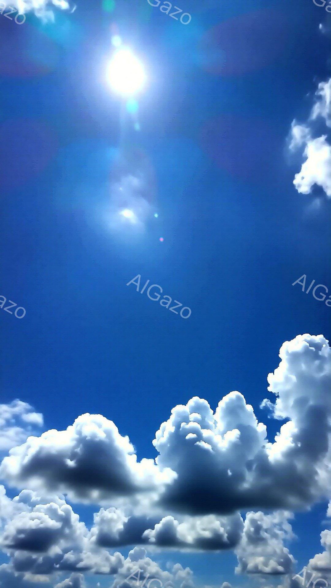 鮮やかな青空に、白いふわふわとした雲が広がっています。太陽は雲の合間から強く輝き、光の筋が放射状に広がっています。空は晴れ渡っており、穏やかで明るい夏の日のような雰囲気が漂っています。 - AI生成フリー素材