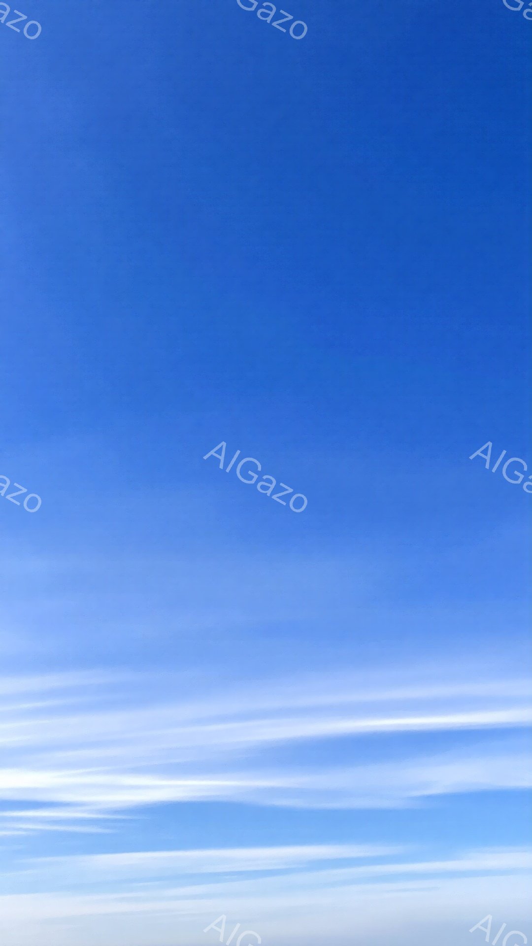 空全体が鮮やかな青色で、ところどころに白い筋状の雲が広がっています。雲は水平方向に伸びており、まるで筆で描いたような繊細なラインを描いています。晴れた日の空模様で、爽やかで穏やかな雰囲気が感じられます。