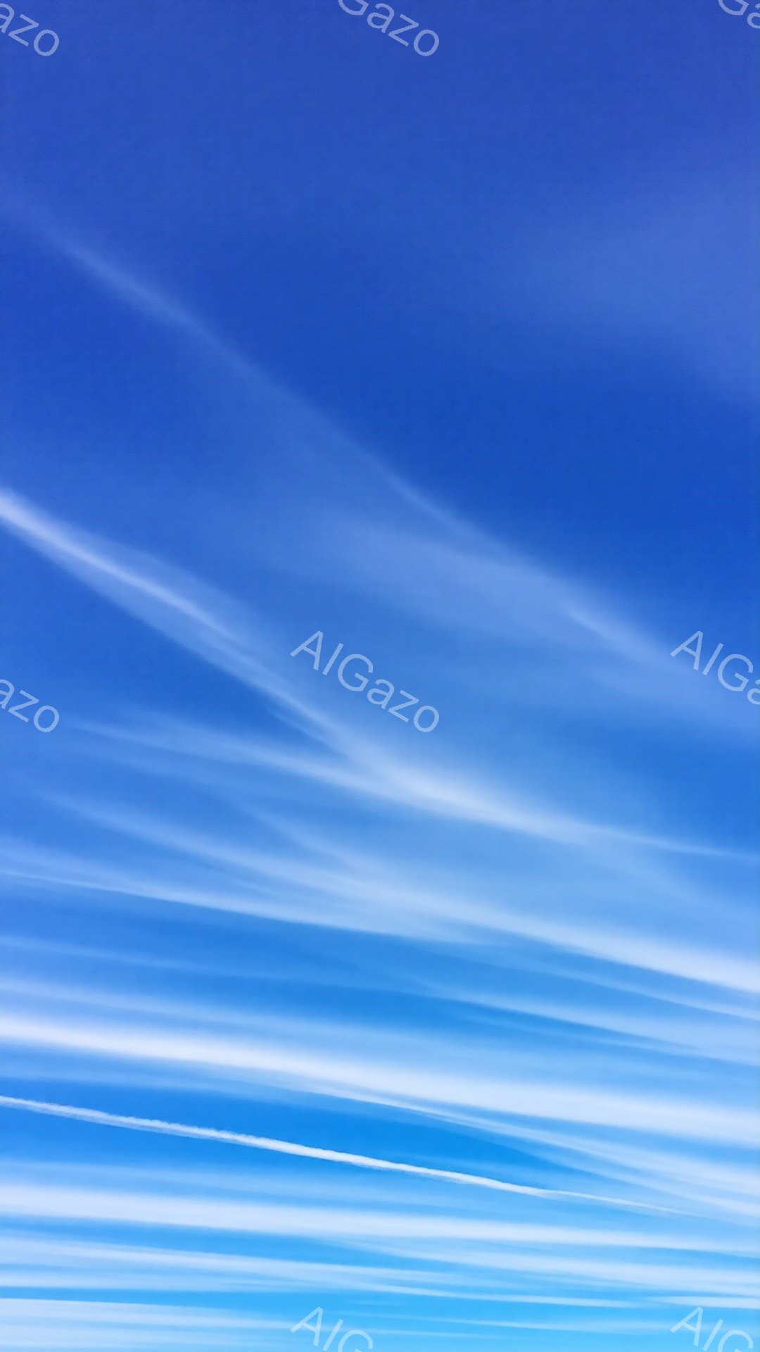 空全体が鮮やかな青色で、細長い白い雲が横方向に流れるように描かれている。雲はまるで筆で描いたような繊細な線状で、空の青さとコントラストをなしている。全体的に爽やかで、広がりを感じさせる穏やかな雰囲気である。