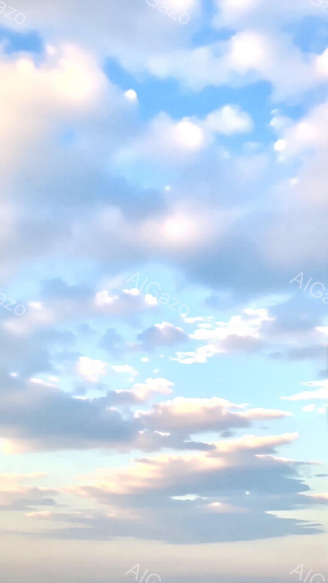 広大な空が写っており、淡い水色と白の雲が特徴的です。雲は、まるで綿菓子のようにふんわりと広がり、夕焼けの名残のような薄いピンク色を帯びています。穏やかで優しい雰囲気の空模様で、平和な気分になります。 - AI生成フリー素材