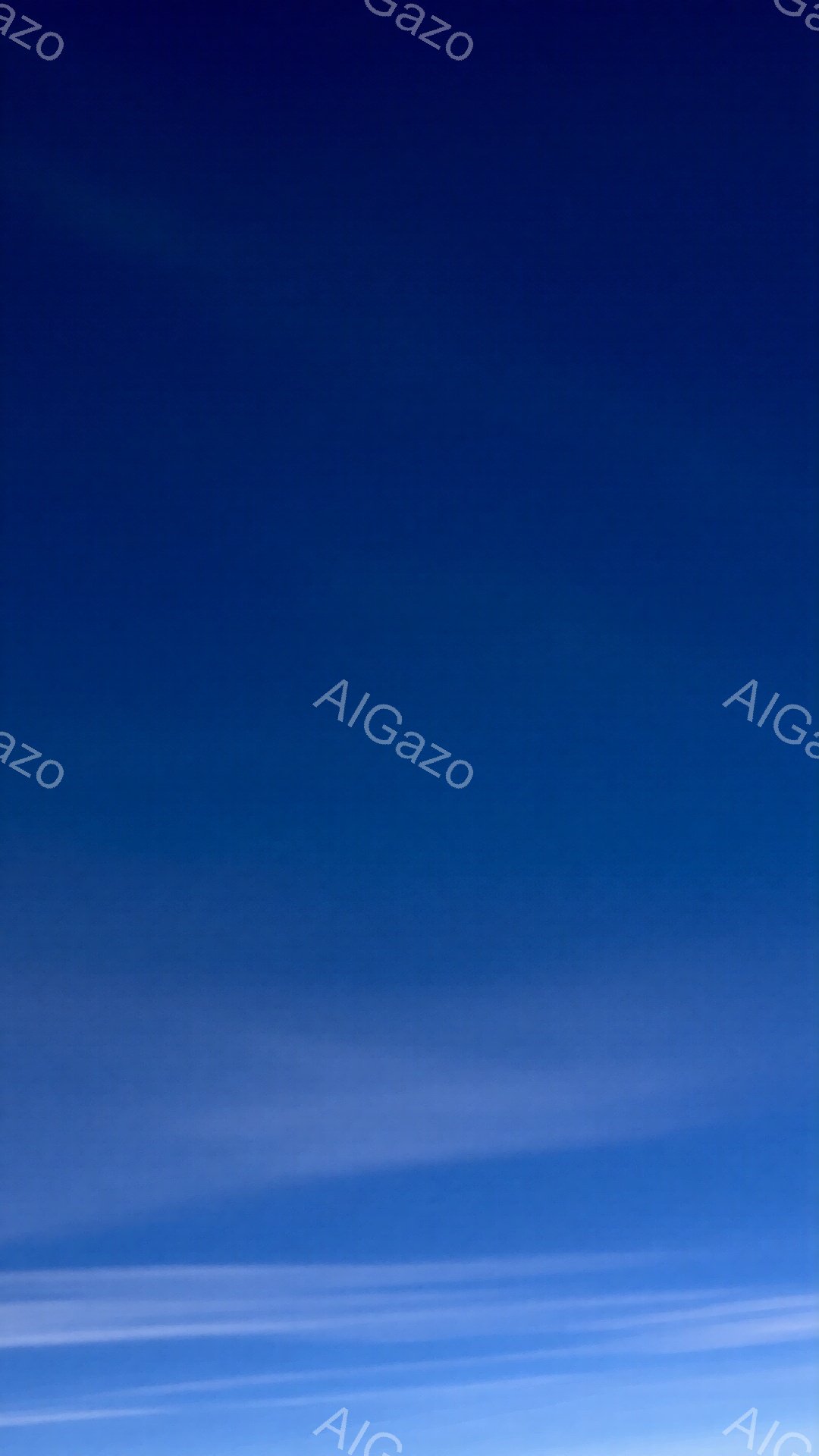 この画像は、空のグラデーションを表しており、濃い青から淡い青へと色が変化しています。水平線のようなぼやけた白い線がいくつか見え、雲や霧のような雰囲気を醸し出しています。全体的に穏やかで静謐な印象を与える空の風景です。