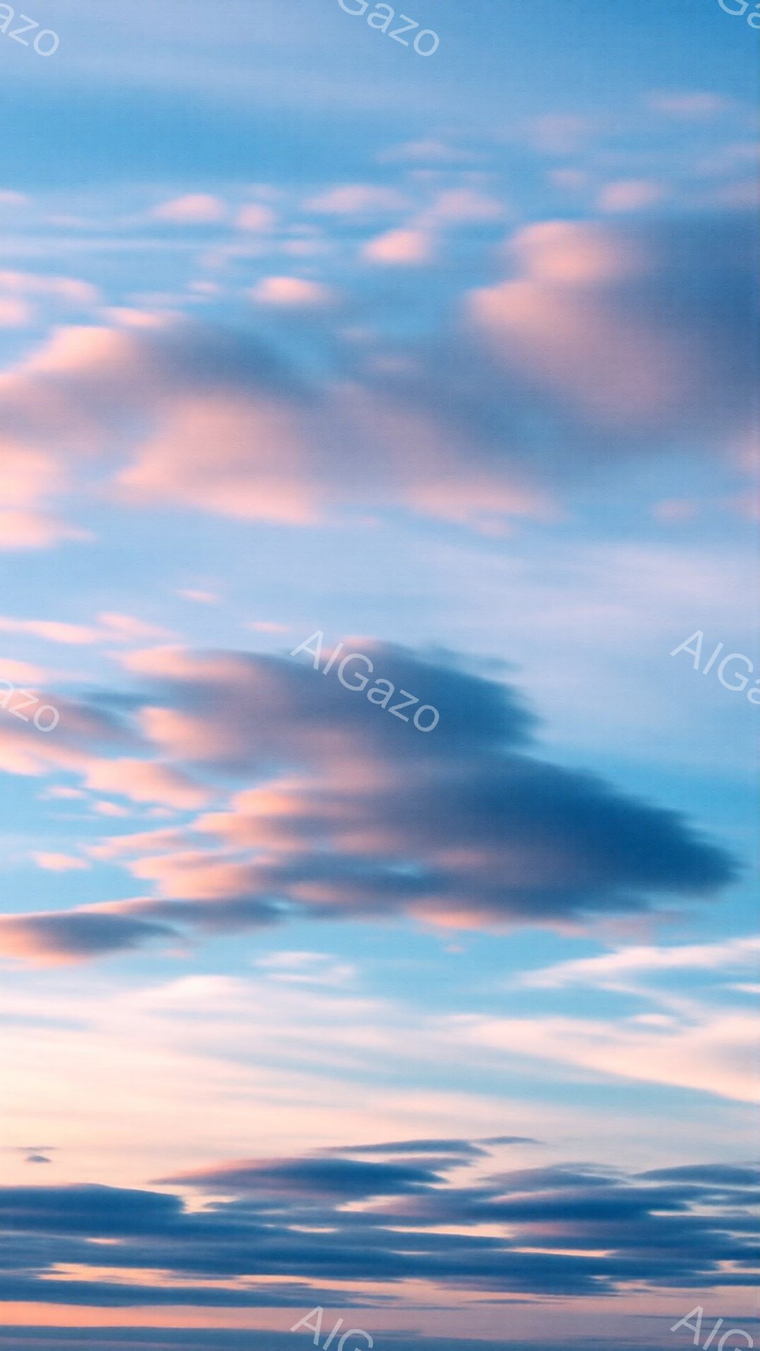 空一面に淡いピンクと白の雲が広がっており、夕焼けの名残が薄く残っているような空模様です。雲はまるで綿菓子のように柔らかい印象を与え、空の青色とのコントラストが美しいです。全体的に穏やかで、平和な雰囲気 - AI生成フリー素材