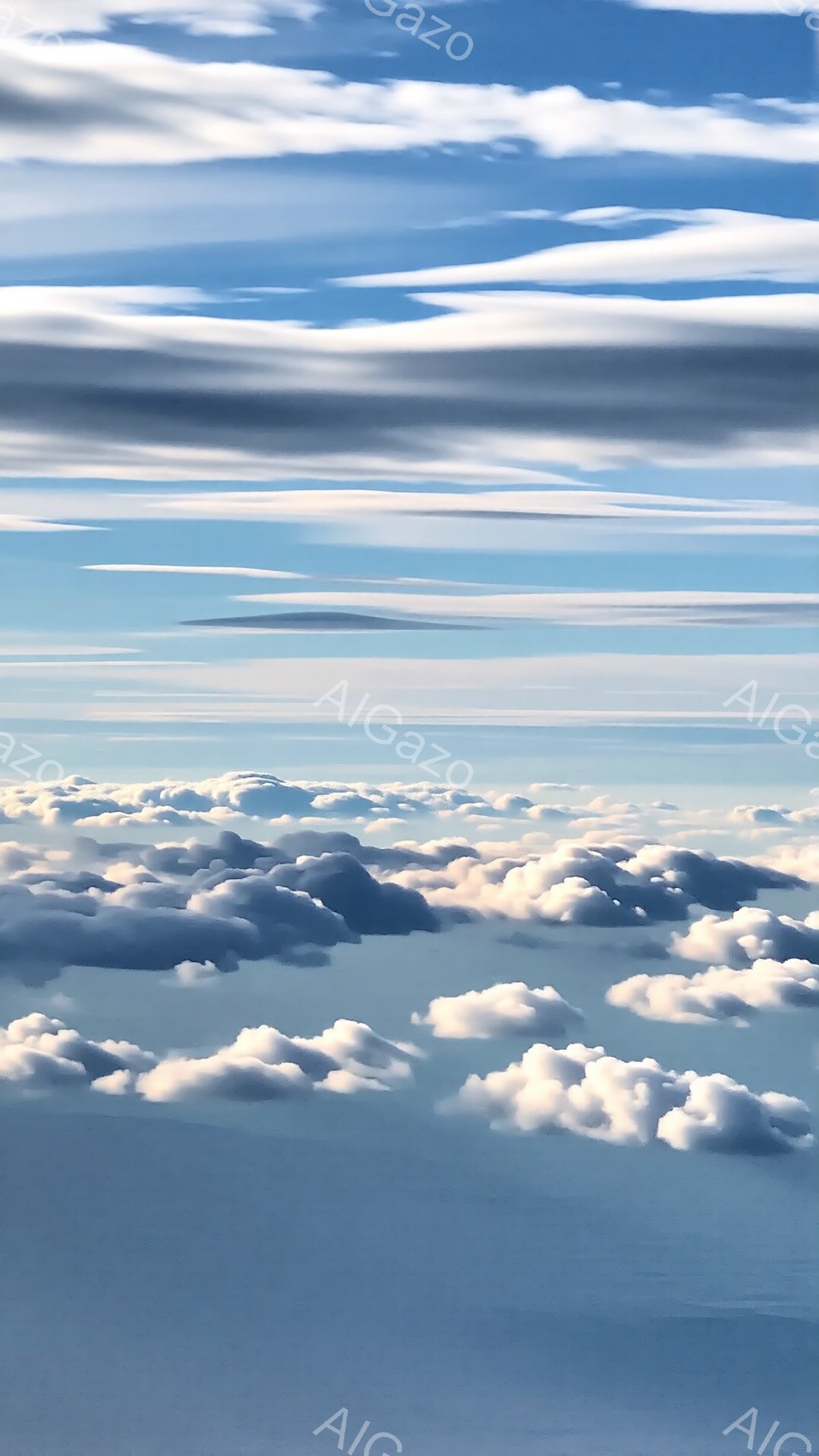 空は青く、ふわふわとした白い雲が広範囲に広がっています。雲はまるで綿菓子のように、光と影が織り交ざり、穏やかで平和な雰囲気を作り出しています。遠くには薄い雲の帯が伸びており、空全体に奥行きと広がりを感じさせます。