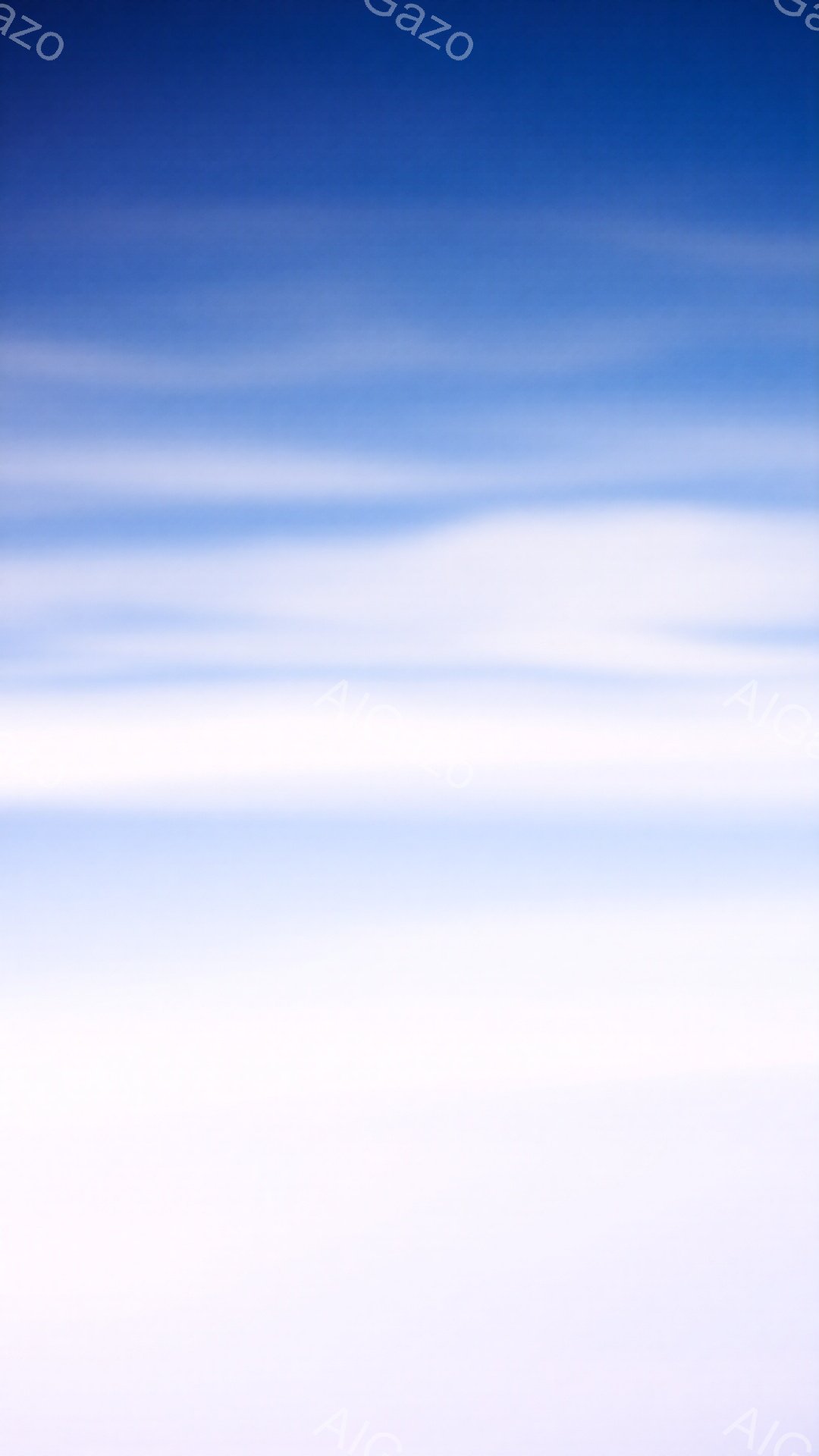 この画像は、淡い水色から白へとグラデーションする空の様子を捉えた抽象的な表現です。雲のようなぼやけたテクスチャが全体に広がり、穏やかで幻想的な雰囲気を醸し出しています。空と地平線の区別は曖昧で、夢の中のような静けさが感じられます。