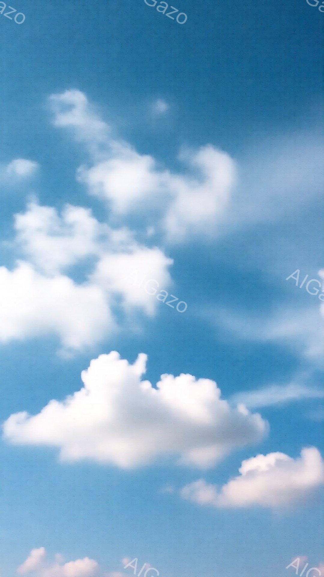 鮮やかな青空に、白いふわふわとした雲が広がっています。雲は様々な形をしており、まるで綿菓子のようです。全体的に晴れ渡った穏やかな空模様で、爽やかで開放的な雰囲気が漂っています。