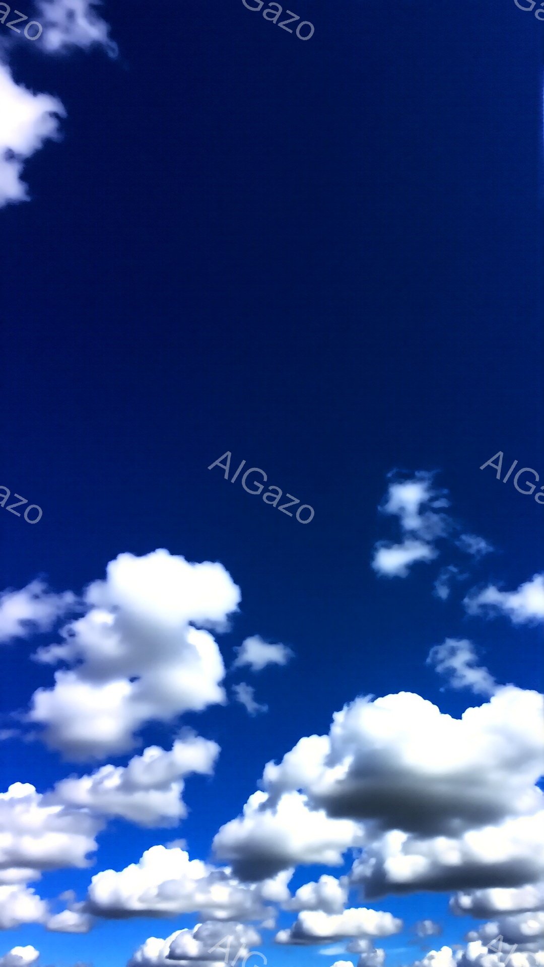 広大な青空に白い雲が浮かんでいます。雲はもくもくと高くそびえ立ち、太陽の光を浴びて白く輝いています。空は澄み切っており、夏の晴れた日の穏やかな雰囲気が感じられます。 - AI生成フリー素材