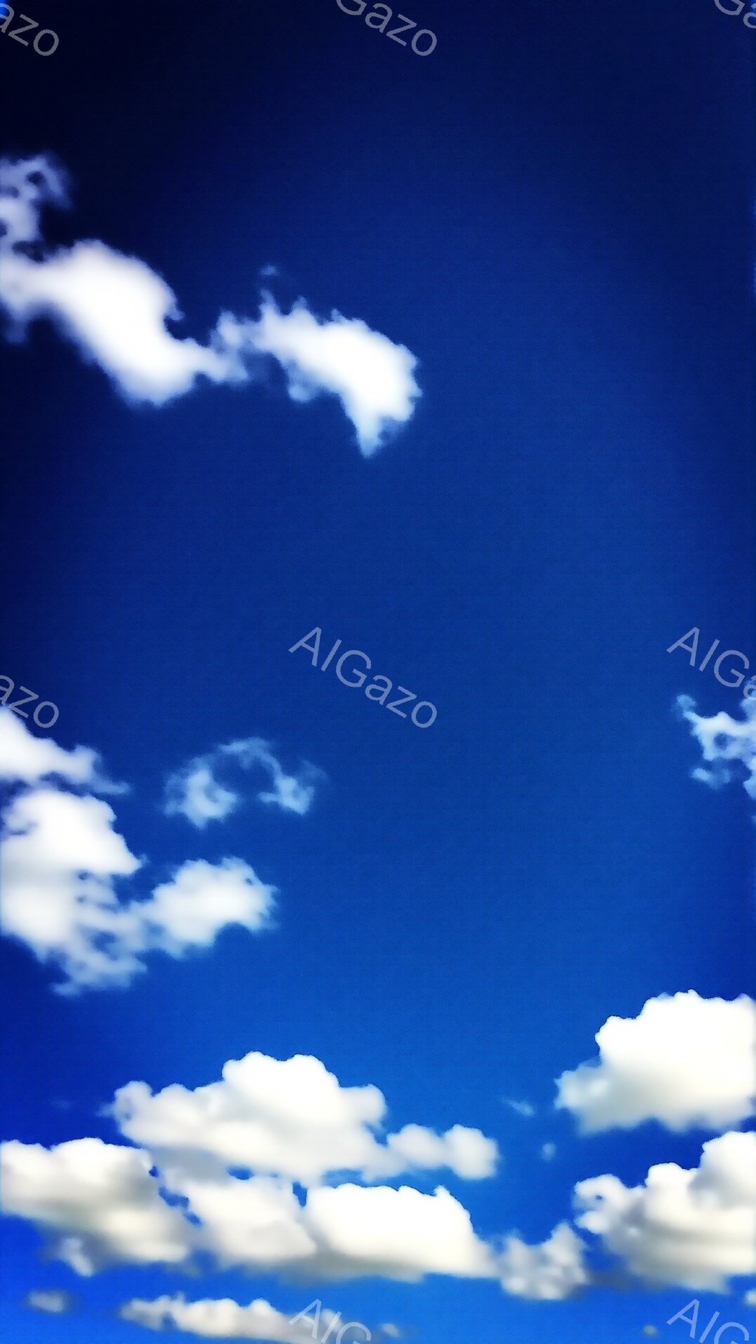 鮮やかな青空に、白いふわふわとした雲が点在している。雲は様々な形をしており、一部は綿のように大きく、また一部は細長く伸びている。 全体的に晴れ渡った空の、爽やかで開放的な雰囲気が感じられる。