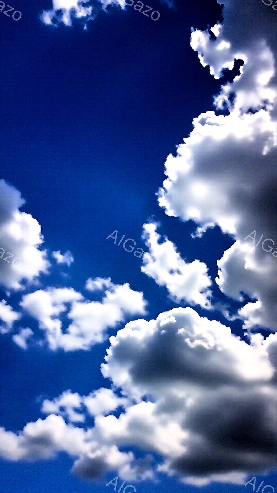 鮮やかな青空に、もくもくとした白い雲が広がっています。雲は様々な形をしており、光と影が織りなすコントラストが美しいです。全体として、晴れた日の穏やかな天候を表現した、開放感のある写真です。