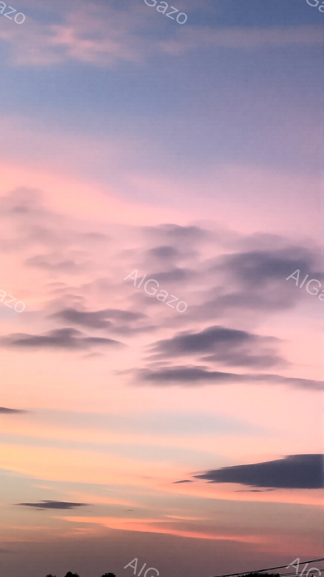 空は夕焼けの名残で、オレンジ、ピンク、紫の色が混ざり合い、幻想的なグラデーションを描いている。雲は薄く、まるで絵筆で描いたような形をしており、空全体に散りばめられている。遠くには、暗いシルエットの木々 - AI生成フリー素材