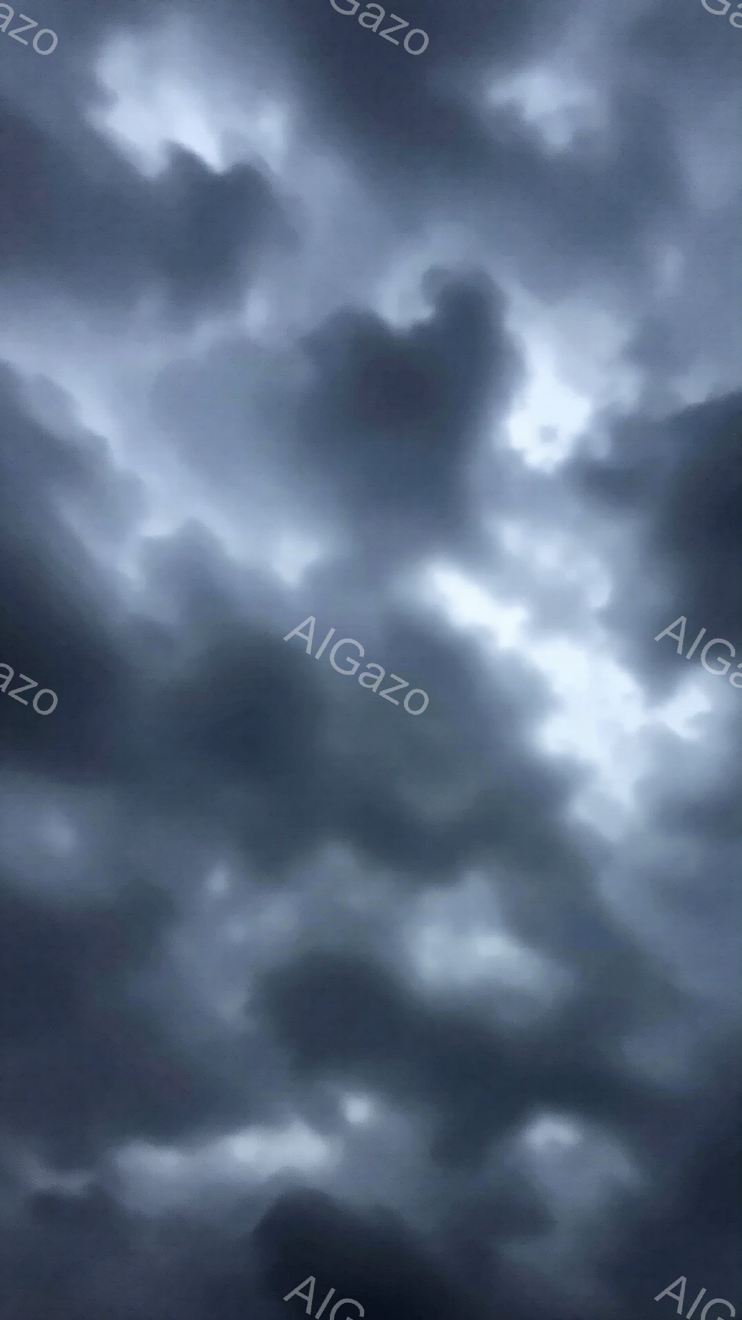 雲が空を覆い、暗く重苦しい雰囲気を作り出しています。雲の形は複雑で、ところどころに光が差し込み、ドラマチックな光景を生み出しています。全体的に、激しい嵐の前兆を感じさせるような、緊張感のある情景です。 - AI生成フリー素材