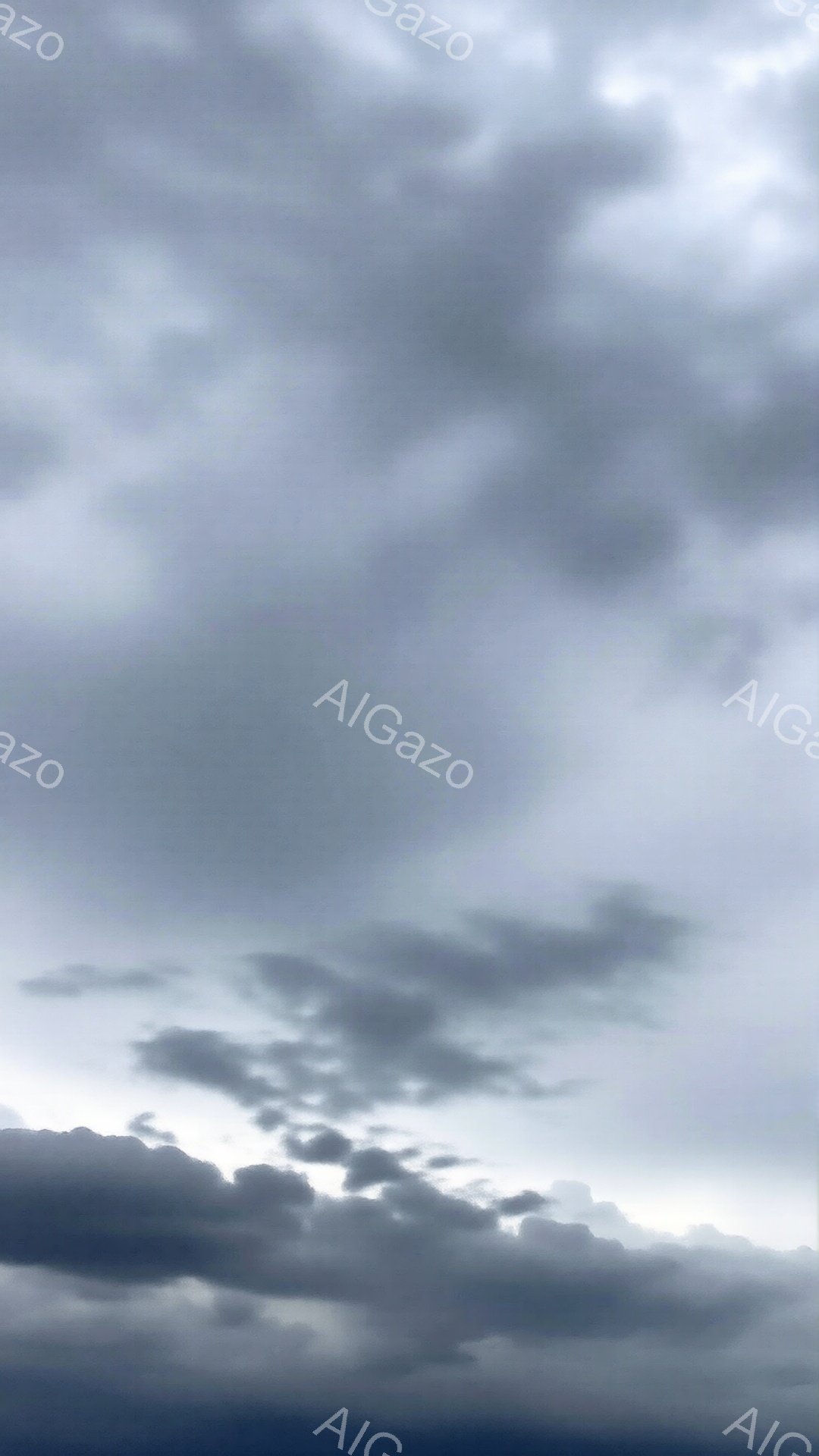 厚い雲が空を覆い、暗く重い雰囲気を作り出しています。雲は白とグレーの色合いで、まるで嵐の前兆のようです。空全体が薄暗く、憂鬱な気分を誘います。 - AI生成フリー素材