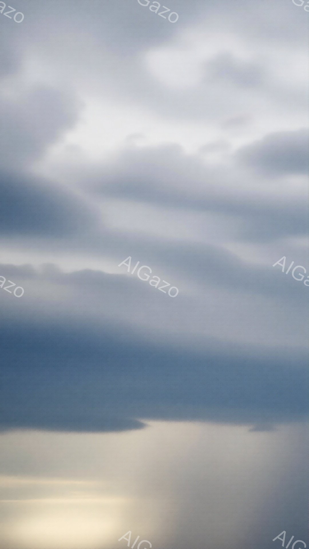 空は厚い雲に覆われ、薄暗い光が雲間から差し込んでいる。雲は灰色と白のグラデーションで、重厚感と静けさを感じさせる。地平線付近には、光が反射してぼんやりとした輝きが見られ、全体的に穏やかで憂鬱な雰囲気を醸し出している。