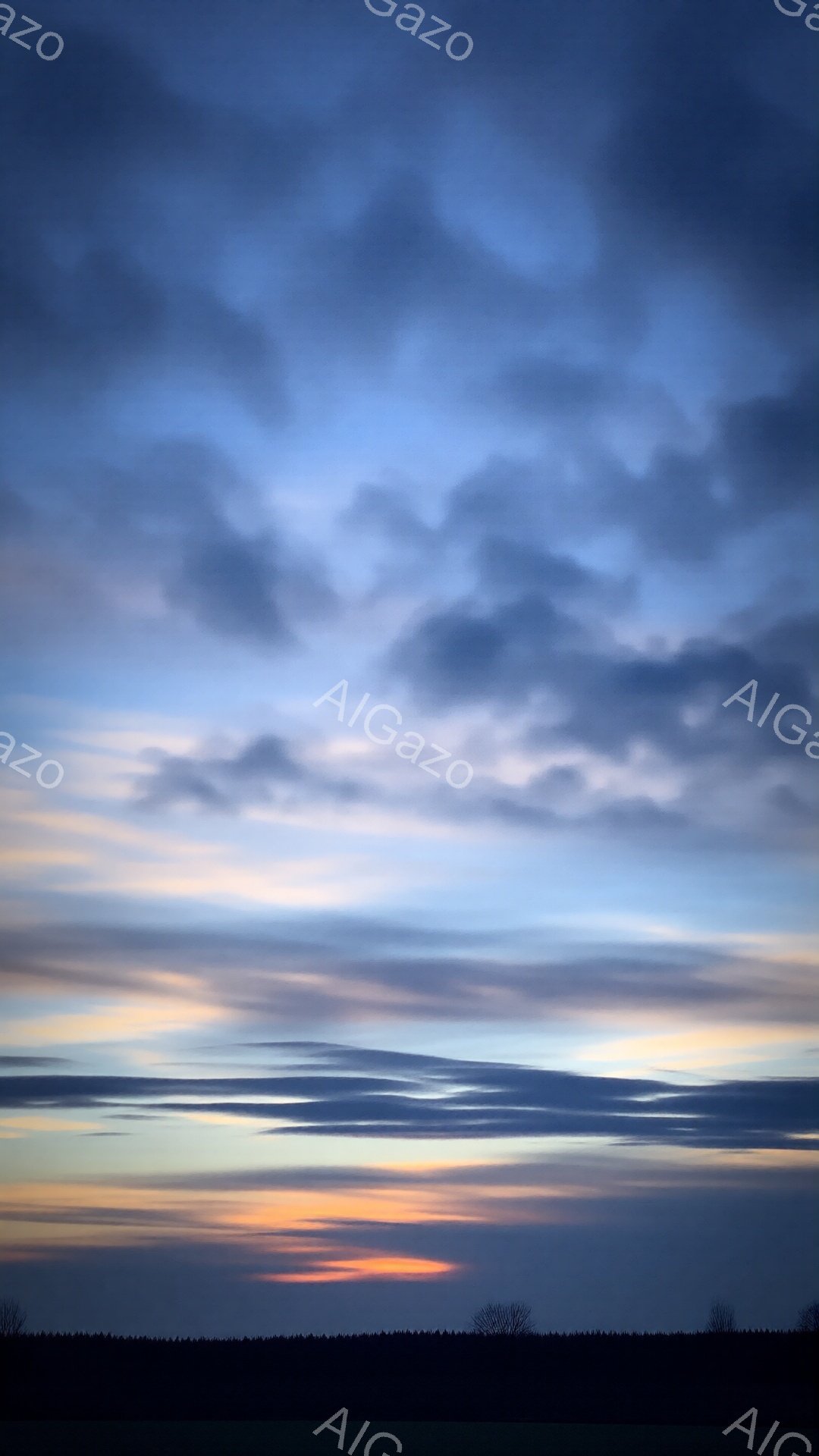 空は、水平線近くで燃えるようなオレンジ色から始まり、徐々に青へと変化していく美しいグラデーションを描いています。地平線には、木々のシルエットが暗く浮かび上がり、穏やかながらもどこか寂しげな雰囲気を醸し - AI生成フリー素材