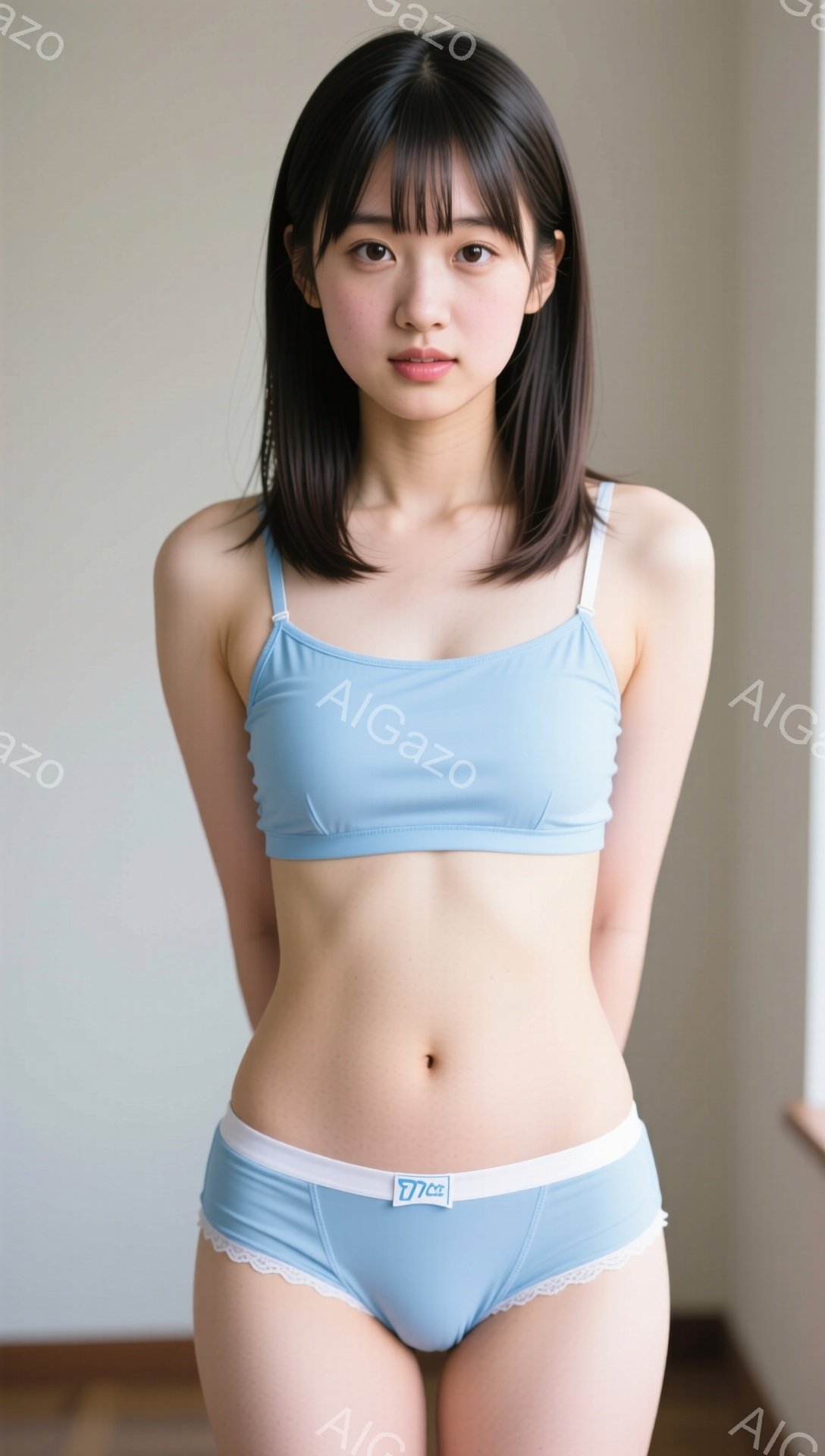 若い女性が、明るい水色のブラとショーツのセットを身につけて立っています。彼女は肩までの長さの黒髪で、やや微笑んだ表情をしています。背景は薄いベージュ色の壁で、室内であることがわかります。 - AI生成フリー素材