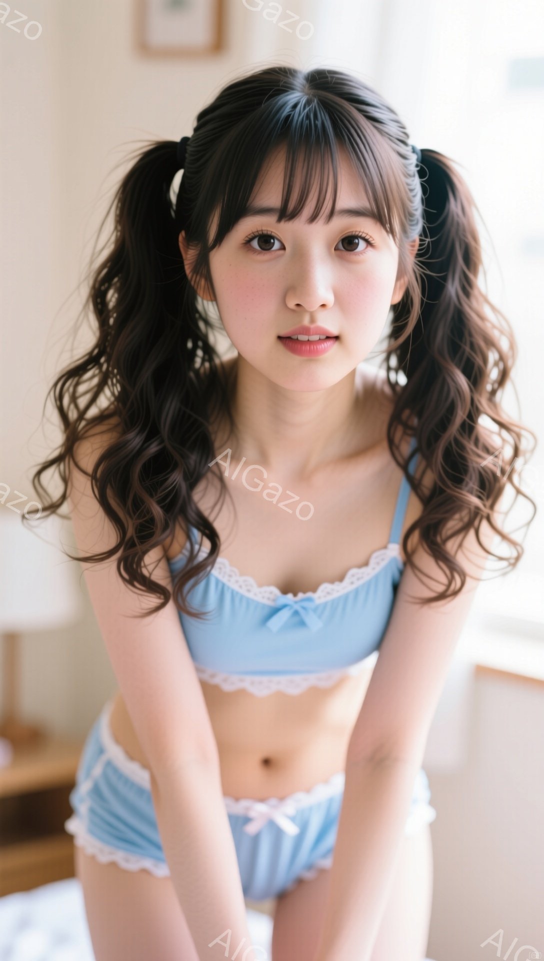 黒髪でカールしたツインテールを結んだ若い女性が、淡い水色のレースのついたブラとショーツのセットを身につけています。彼女はわずかに微笑んでおり、柔らかい光が当たる室内で、少し緊張した様子でカメラを見つめ - AI生成フリー素材