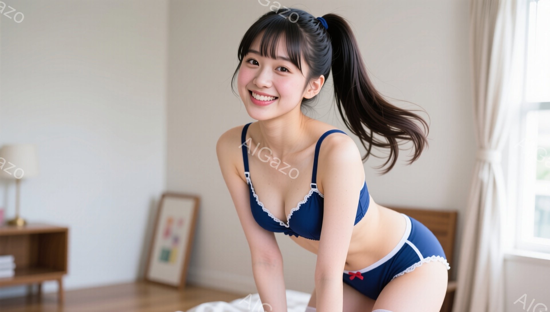 黒髪をポニーテールにした若い女性が、紺色のフリル付きブラとショーツのセットアップを身に着けています。ベッドに膝をつき、カメラに向かって微笑んでいます。背景には木製のナイトスタンドと絵画、そして白いカー - AI生成フリー素材