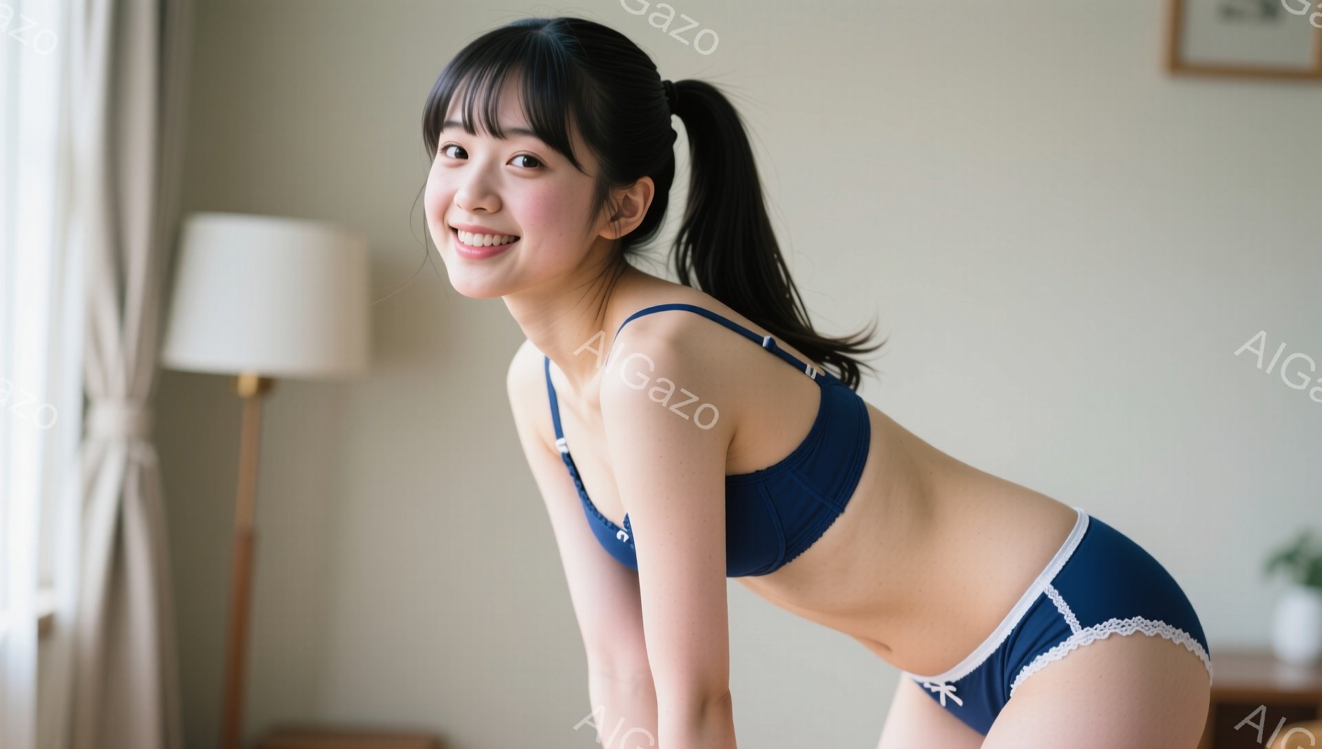 黒髪をポニーテールにした若い女性が、紺色のレースのついたブラジャーとショーツ姿で、少し体を丸めてこちらを見つめています。彼女は微笑んでおり、明るい表情でリラックスした雰囲気です。背景には、クリーム色の - AI生成フリー素材