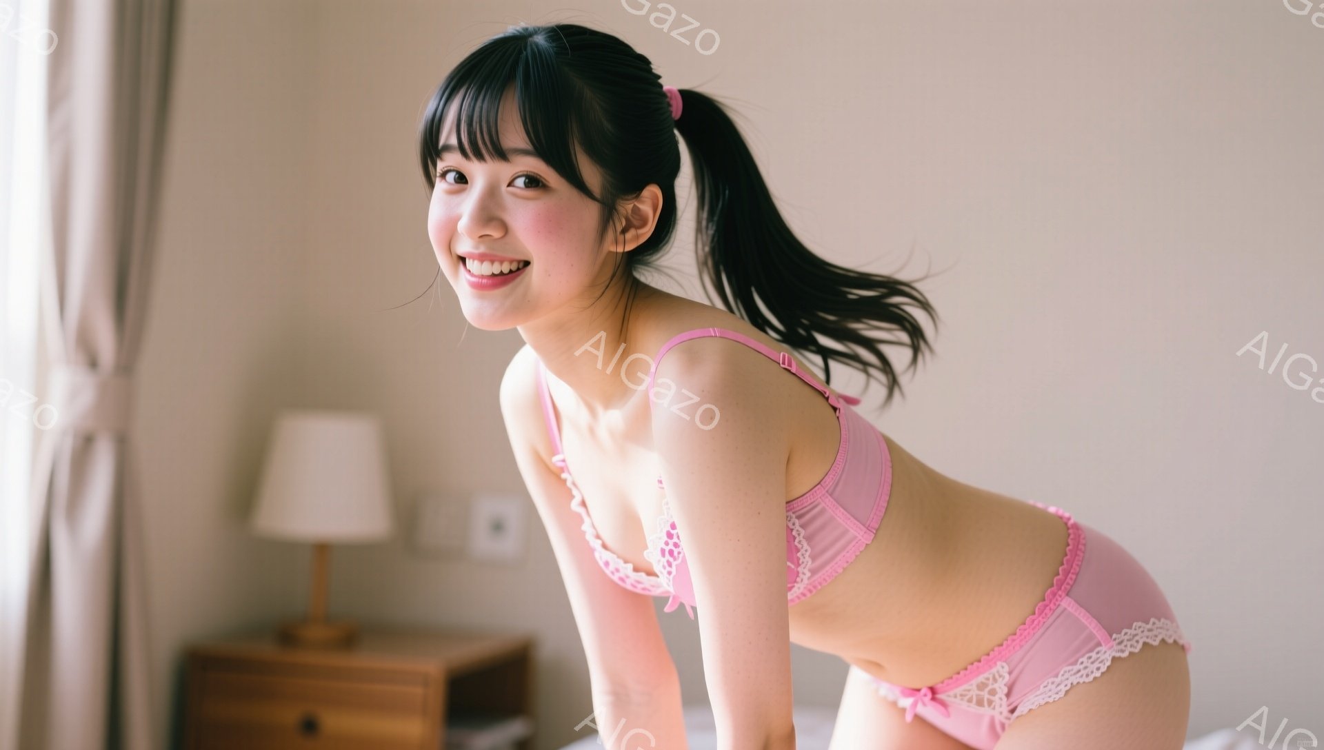 長い黒髪をポニーテールにした若い女性が、ピンク色のレースのブラとショーツ姿でカメラに向かって微笑んでいます。彼女はベッドに座って少し体をかがめ、明るい表情で魅力を振りまいています。背景には木製のナイト - AI生成フリー素材