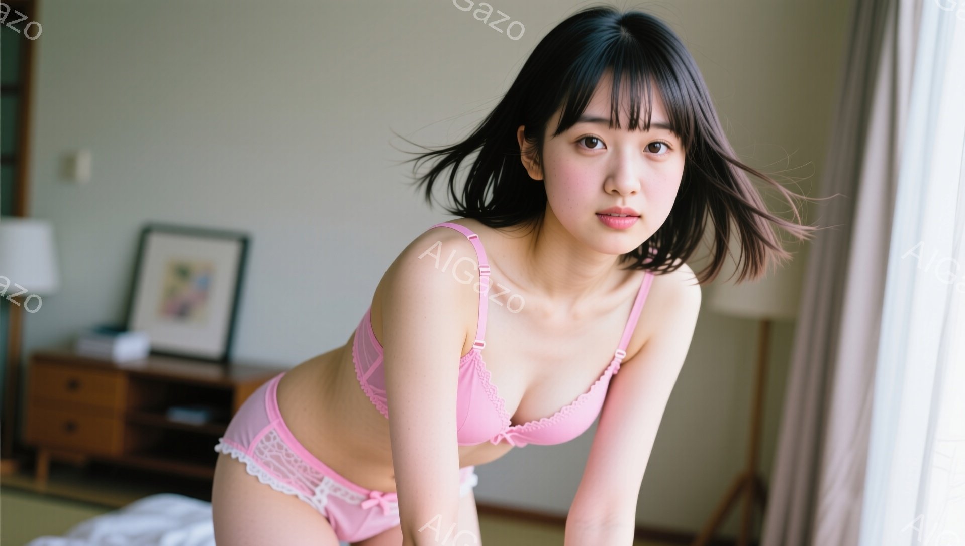 長い黒髪で前髪を作った女性が、ピンク色のレースのランジェリーを着てカメラの方を見ています。彼女はわずかに体をひねり、ベッドに腰掛けているようなポーズを取っており、表情は柔らかく微笑んでいます。背景には - AI生成フリー素材