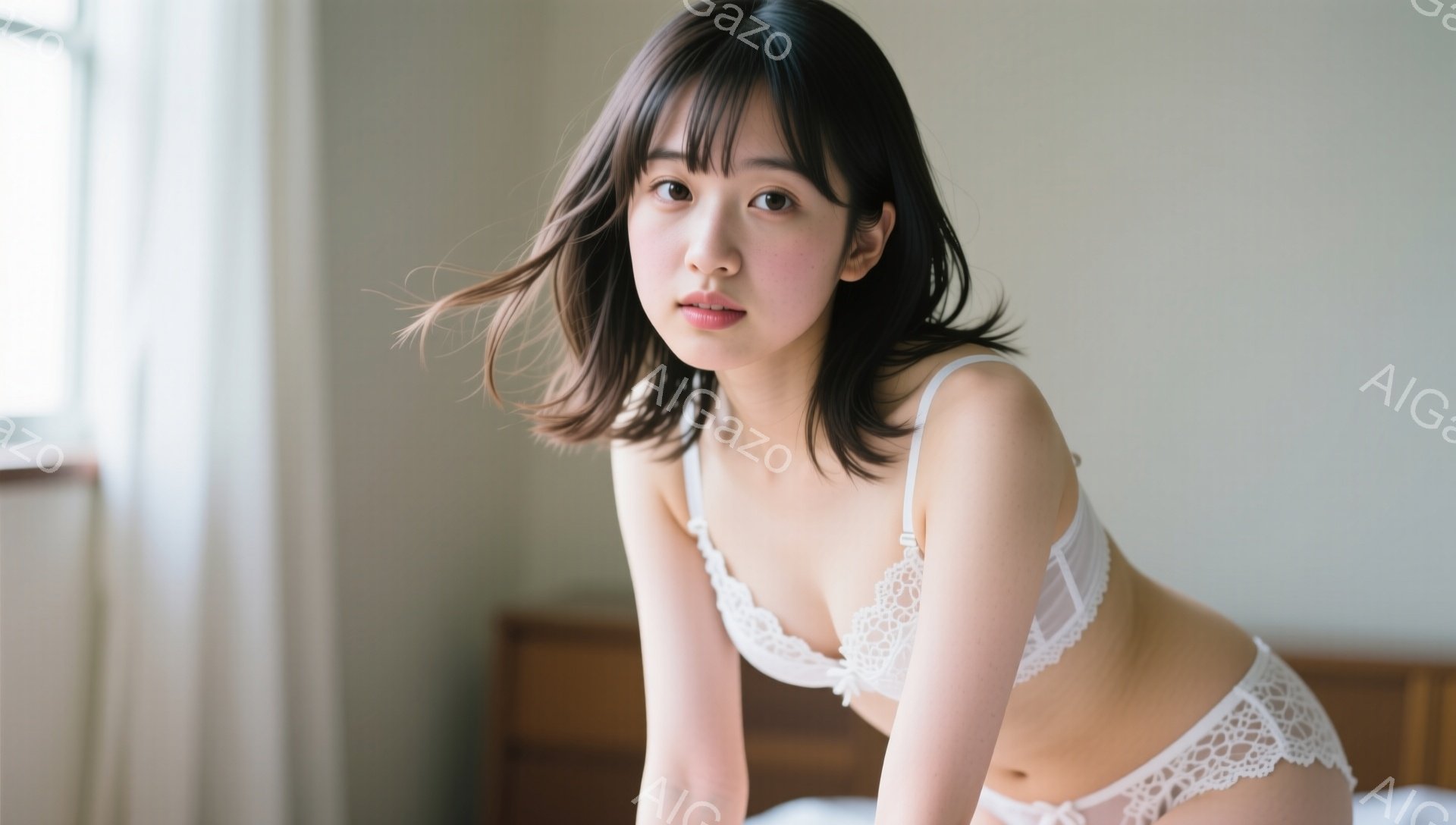 明るい室内で、茶色の髪を肩まで伸ばした若い女性が白いレースのブラジャーとショーツ姿でベッドに横たわっています。彼女はカメラに向かって微笑んでおり、リラックスした表情をしています。背景は薄いクリーム色の - AI生成フリー素材