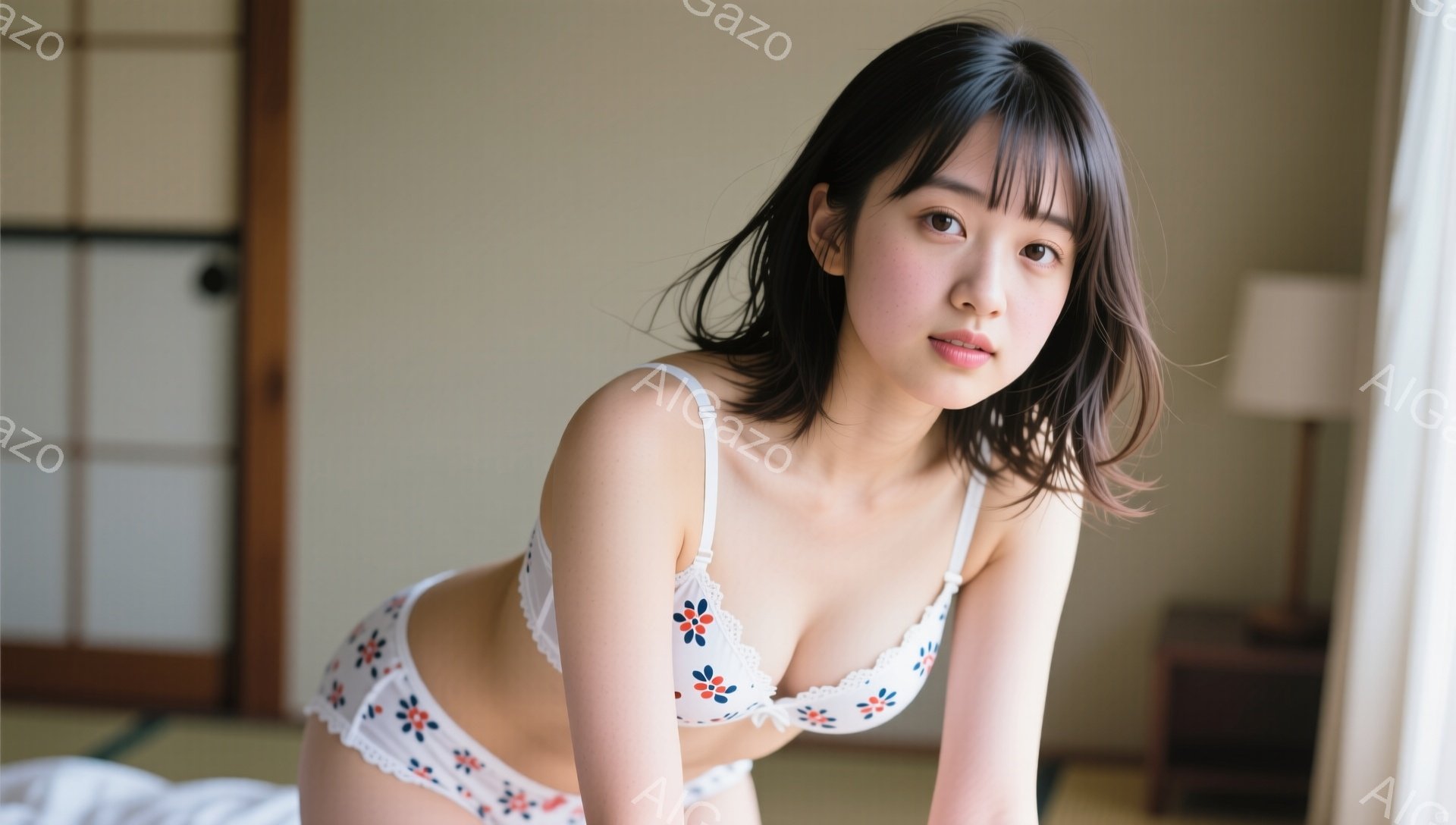 黒髪のロングヘアを肩あたりで切り揃えた女性が、白い花柄のブラジャーとショーツを身に着けて、明るい部屋で横向きに寝そべっています。彼女はカメラに向かって微笑んでおり、リラックスした雰囲気です。背景には畳 - AI生成フリー素材