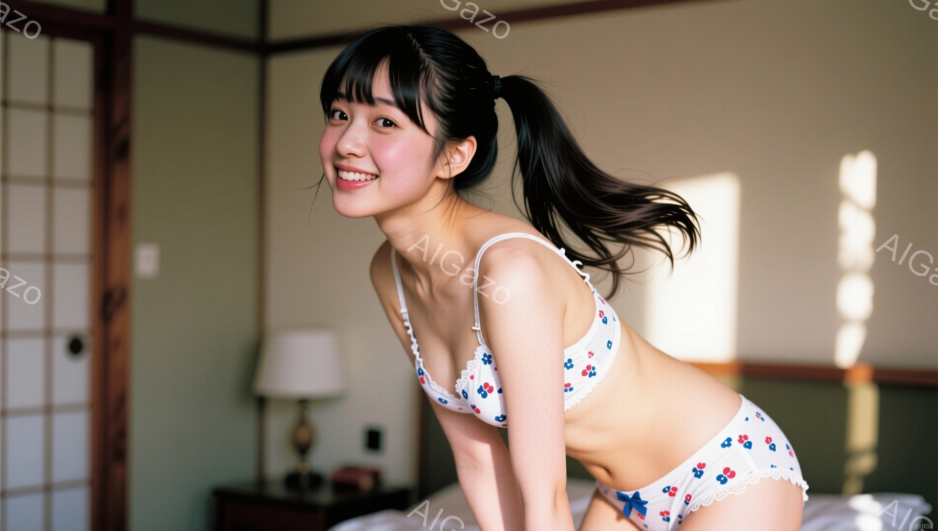 黒髪をポニーテールにした若い女性が、白い地に赤いチェリー柄のブラジャーとショーツのセットを身に着けて、ベッドに座って笑顔を見せています。彼女は少し体をひねり、リラックスした雰囲気です。背景には木製の柱 - AI生成フリー素材