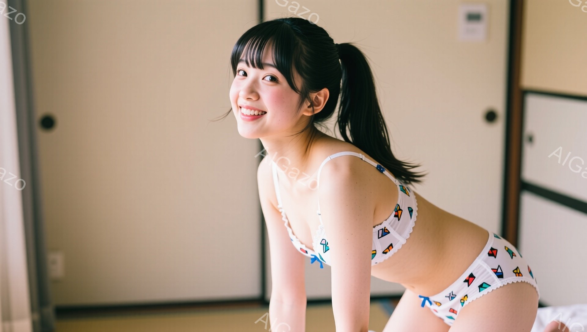若い女性が明るい室内で微笑んでいます。彼女は白いブラと、三角形と鳥の模様が描かれたカラフルなショーツを身につけており、髪は高い位置でポニーテールに結ばれています。畳敷きの部屋と障子戸が背景に見え、親し - AI生成フリー素材