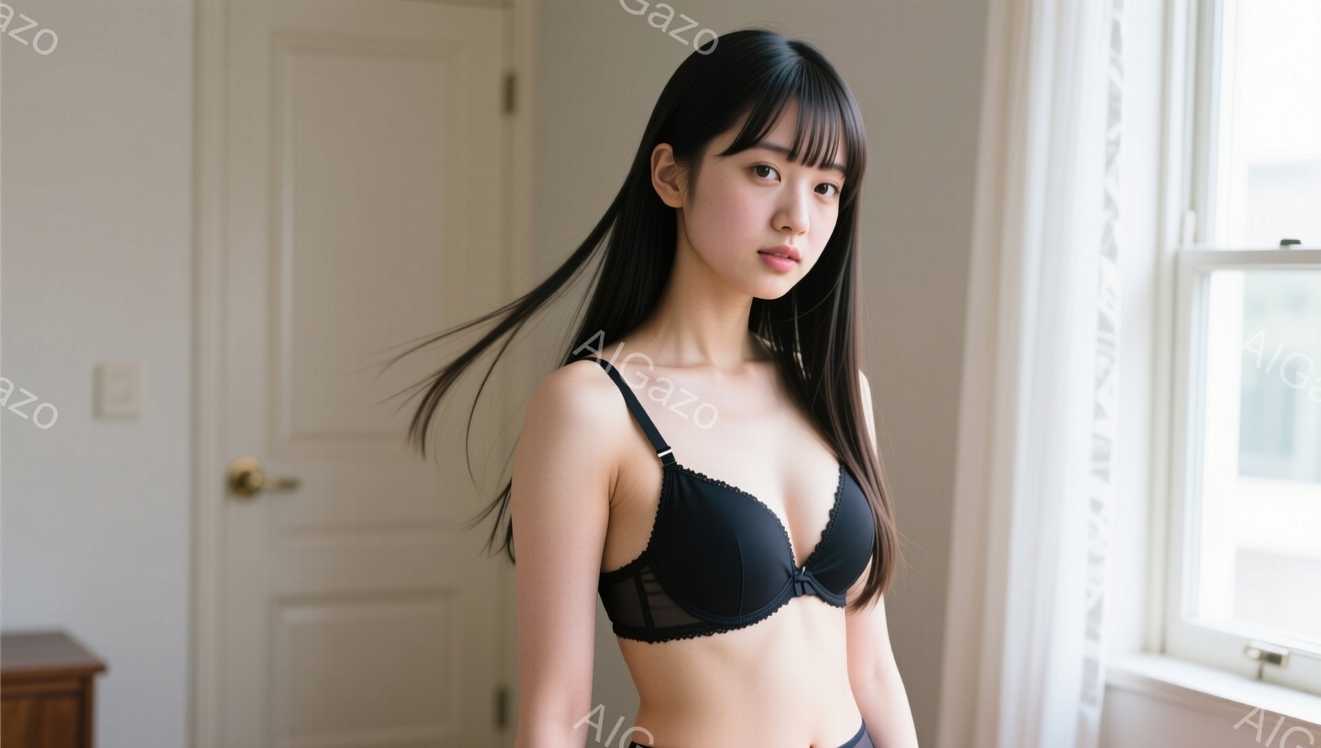 黒いレースのブラとショーツを身に着けた若い女性が、窓のそばでポーズをとっています。彼女は長くストレートの黒髪で、少し微笑んだ表情をしています。背景は白い壁と窓で、室内で撮影された、柔らかく光沢のある雰 - AI生成フリー素材