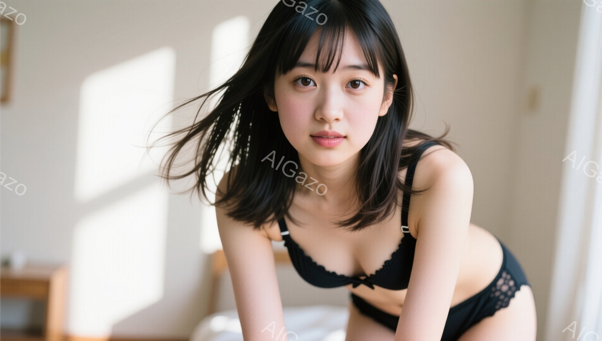 黒髪の女性が、黒いレースのブラとショーツのランジェリー姿で、ベッドの上で少し体を丸めてこちらを見ている。彼女の表情は穏やかで、少し微笑んでいるように見える。背景は明るい室内で、窓から差し込む光が暖かく - AI生成フリー素材