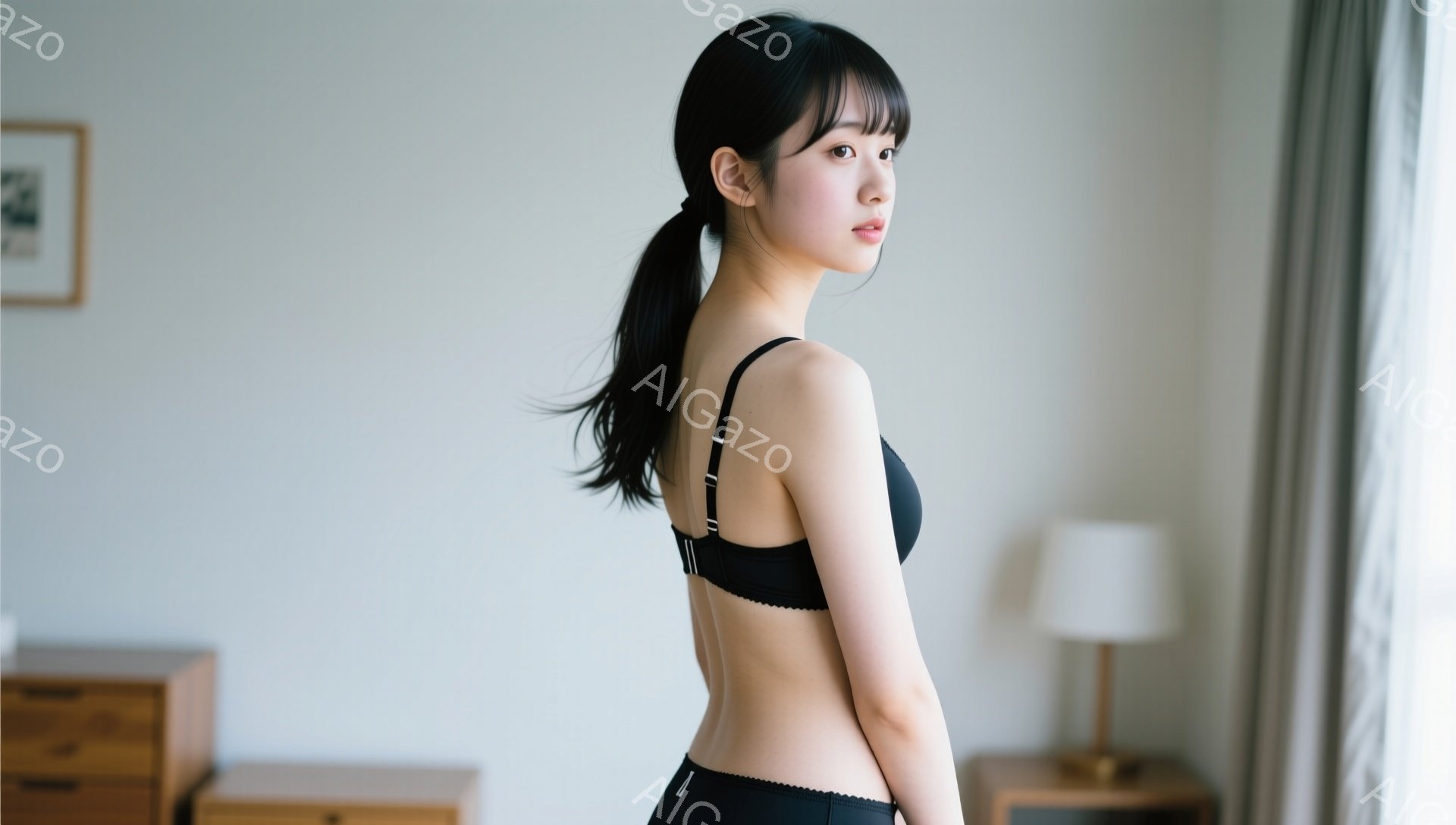 長い黒髪をポニーテールにした若い女性が、黒いブラとショーツ姿で横を向いて立っています。彼女はわずかに微笑んでおり、視線はやや斜め前を向いています。背景には、木製のチェストとランプのある明るい室内が映っており、窓からは自然光が差し込んでいます。