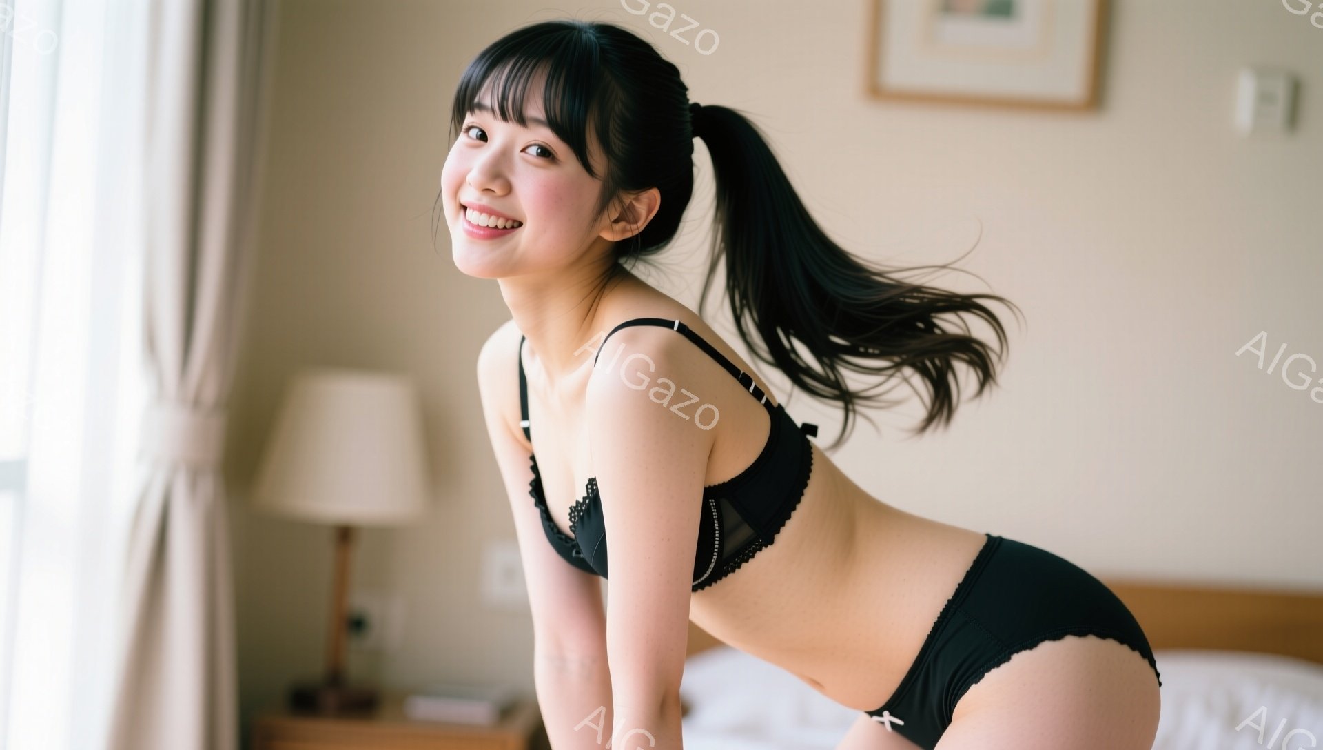 長い黒髪をポニーテールにした女性が、黒いレースのブラとショーツ姿でカメラに向かって微笑んでいます。彼女は少し体を丸め、ベッドに片手を添えてポーズをとっており、背景には白いカーテンと木製のナイトテーブル - AI生成フリー素材