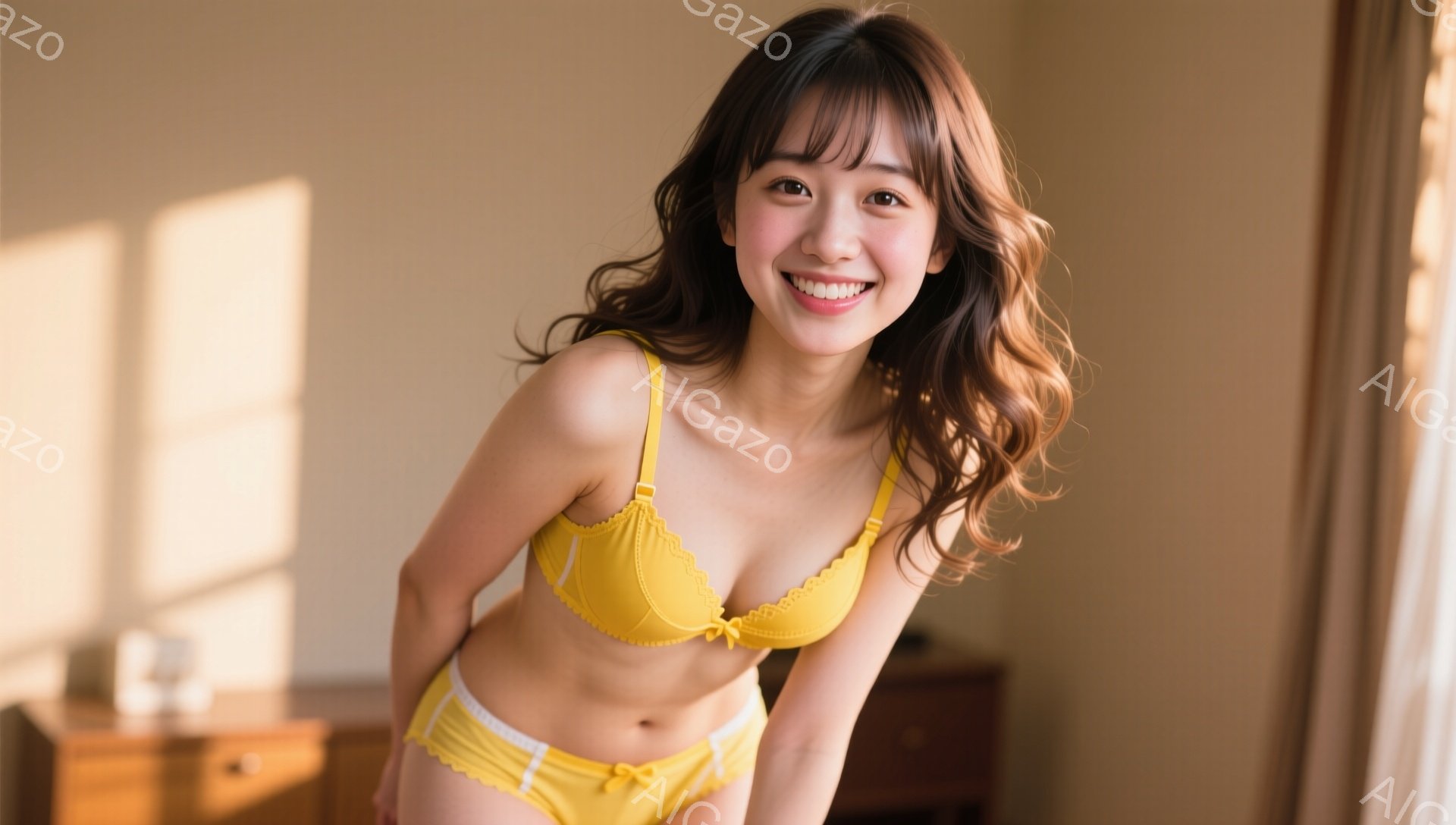 明るい黄色のブラとショーツを身に着けた若い女性が写っています。彼女は少し笑みを浮かべ、両手を腰に当ててポーズをとっています。背景には木製の家具が見え、室内で柔らかい光が差し込み、温かくリラックスした雰囲気を作り出しています。