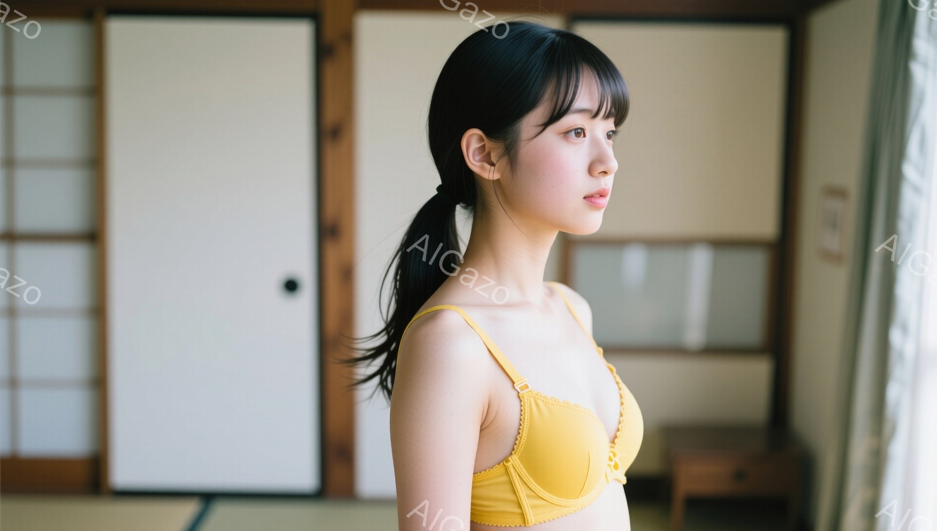 黒髪をポニーテールにした若い女性が、明るい黄色のブラレットを着て横を向いています。彼女は窓辺に立ち、何かを遠くを見つめるような表情をしています。背景には、障子戸と木製の家具が見え、落ち着いた和の雰囲気があります。
