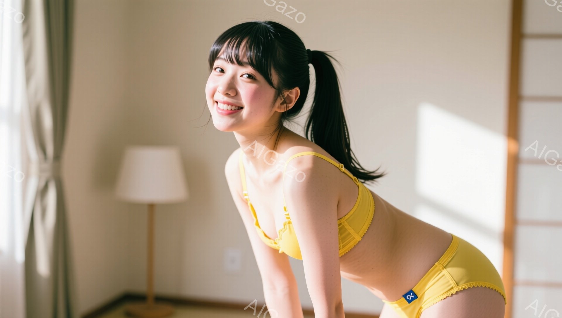 明るい室内で、黄色いランジェリー姿の女性が写っている。彼女は少し体を前に傾け、カメラに向かって微笑んでいる。背景にはランプと窓があり、柔らかい光が差し込んでいる。 - AI生成フリー素材