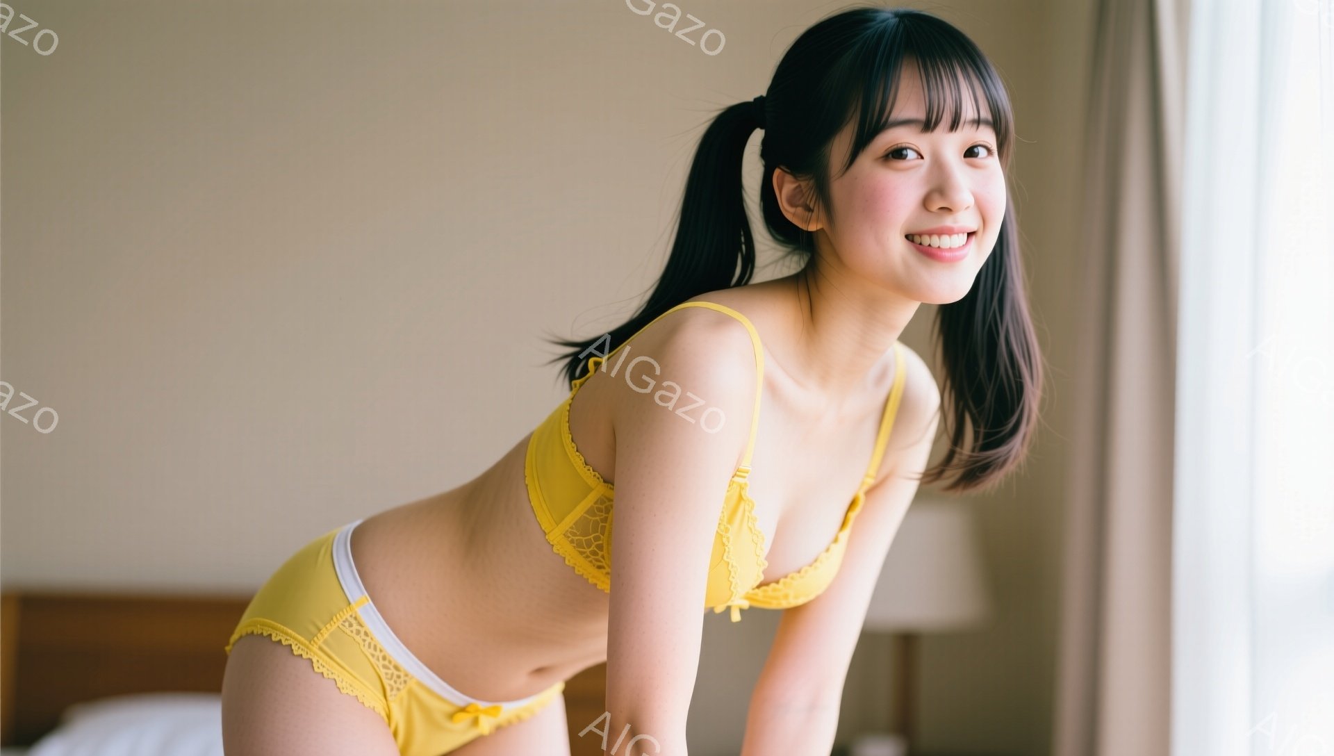 明るい部屋で、茶髪のツインテールにまとめた若い女性が黄色いレースのブラとショーツを身に着けています。彼女はわずかに体を丸め、微笑みを浮かべてカメラに向かってポーズをとっています。背景には白いベッドとぼ - AI生成フリー素材
