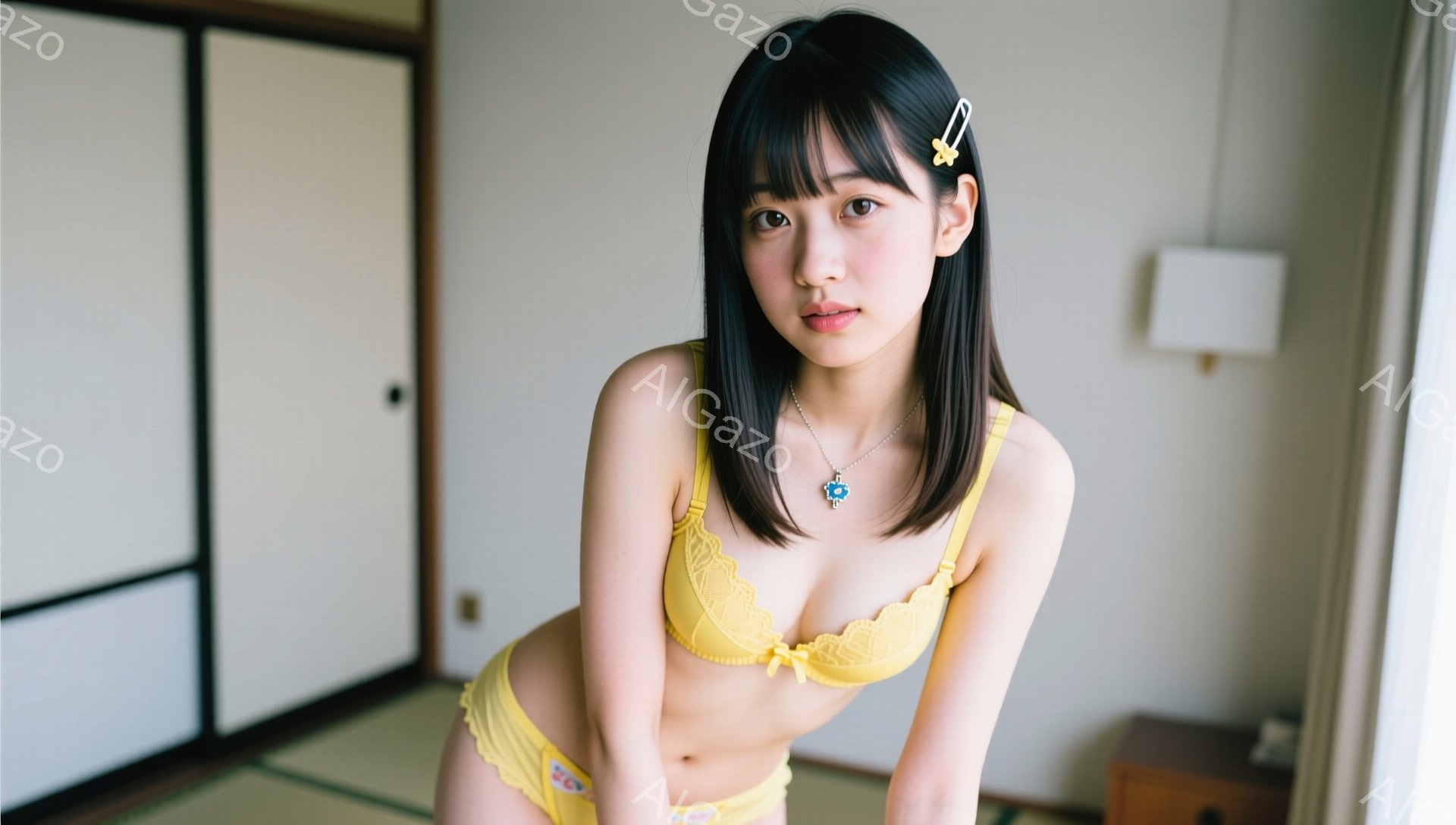 黒髪の女性が、黄色いレースのブラジャーとショーツ姿でカメラに向かって少し体をかがめています。髪には黄色いバレッタがついており、首には小さなペンダントがあります。背景は畳の部屋で、障子と木製のタンスが見え、全体的に柔らかく明るい雰囲気です。