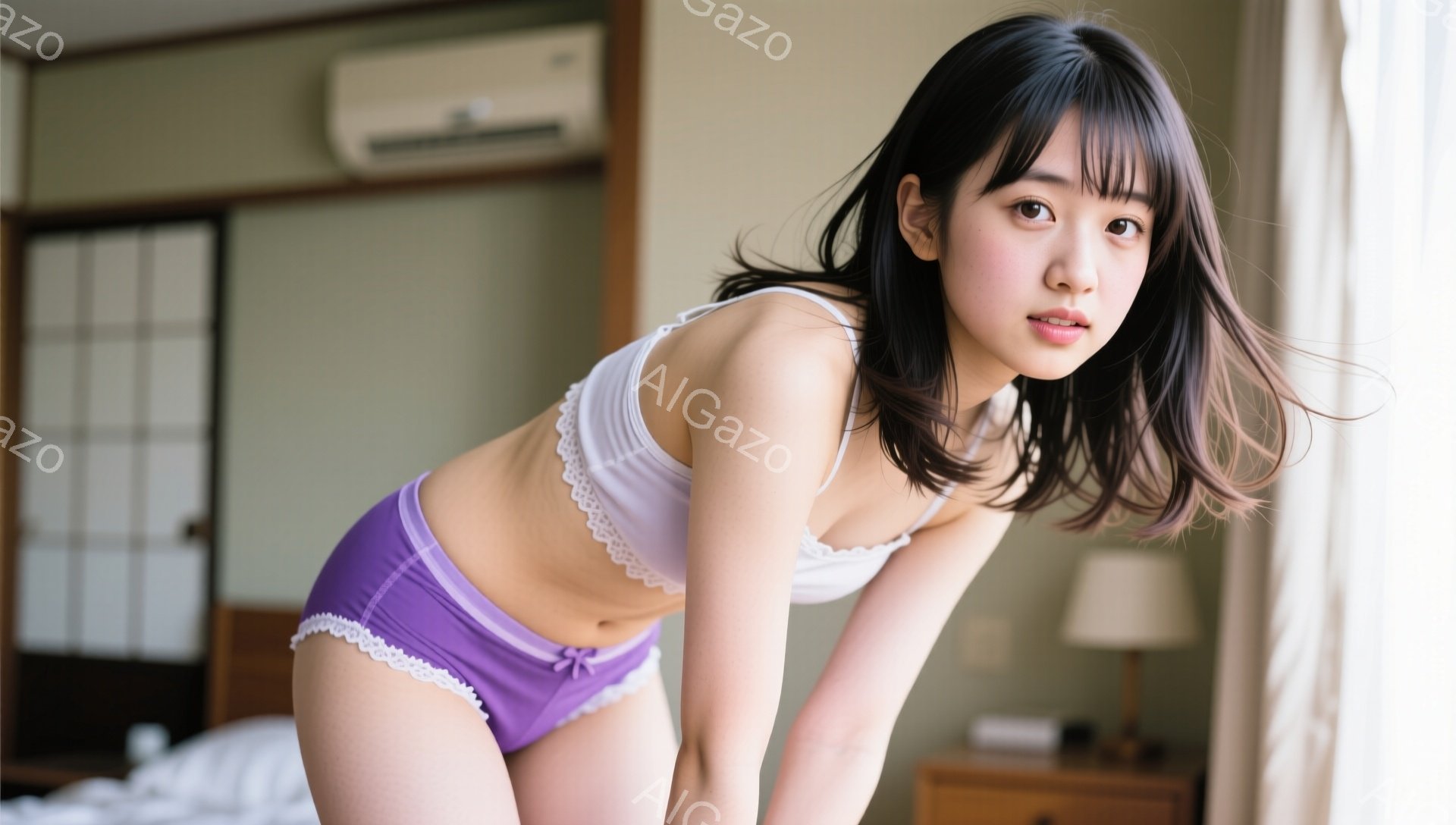 明るい窓辺で、茶髪の女性が白いレースのブラと紫色のショーツ姿で、少し体を丸めて立っている。彼女は少し微笑んでおり、リラックスした表情をしている。背景には木製のタンスと畳の部屋が見え、柔らかい光が差し込 - AI生成フリー素材