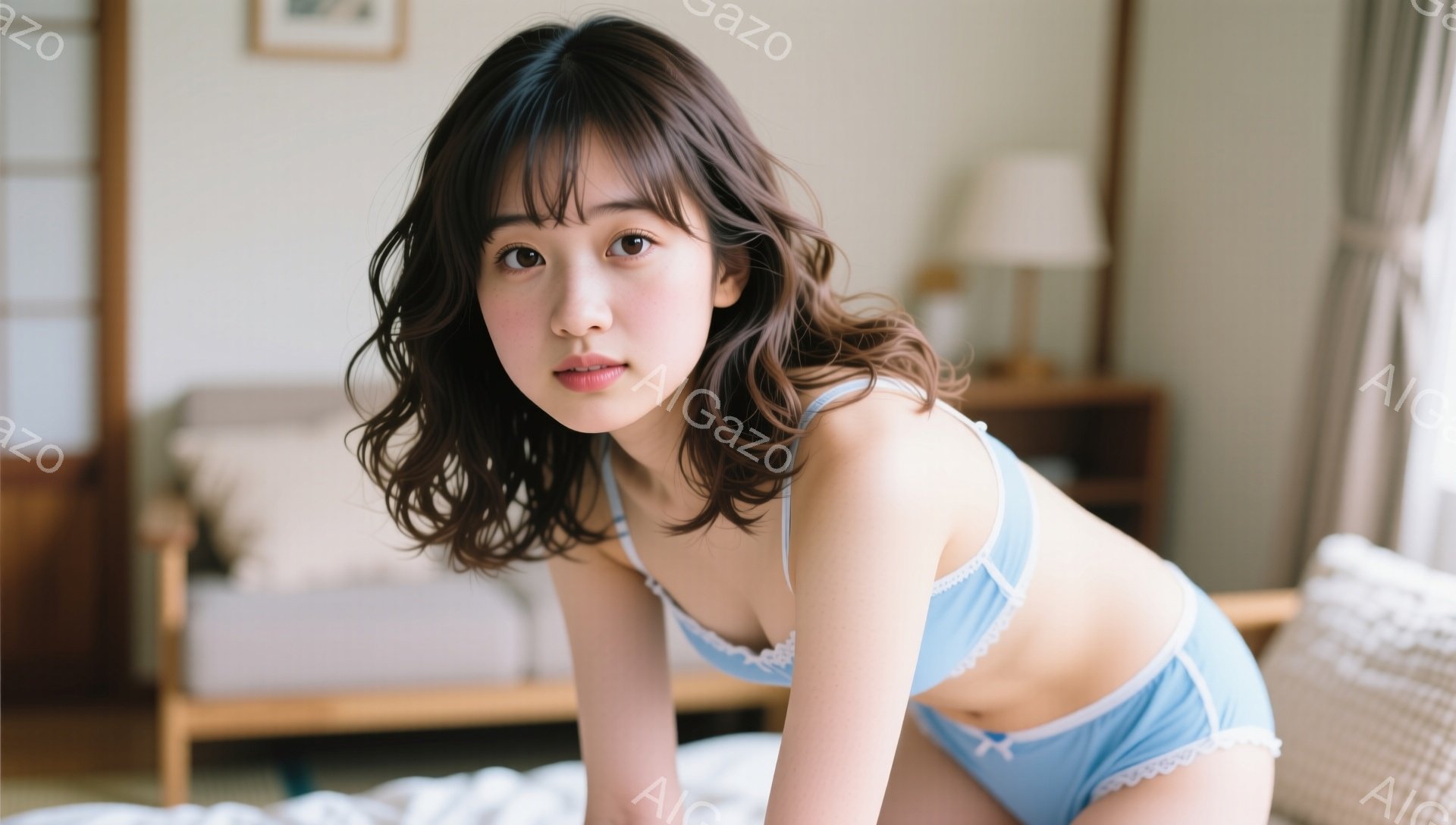 明るい室内で、茶髪の女性が水色のランジェリーを着てベッドに横たわっています。彼女は軽く微笑み、カメラに向かって視線を送っています。背景にはソファや間接照明が見え、全体的に穏やかで親密な雰囲気が漂ってい - AI生成フリー素材