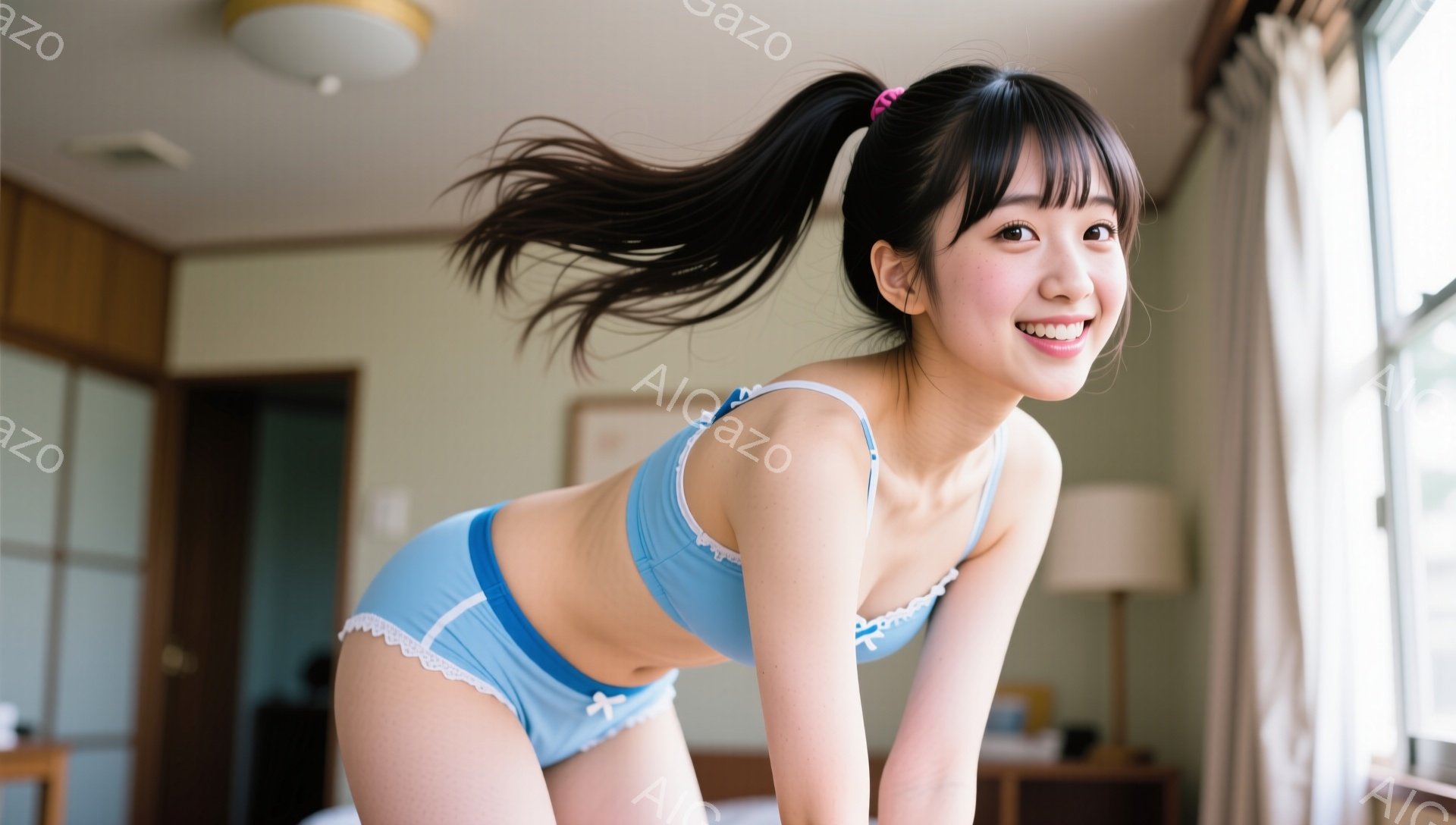 明るい室内で、若い女性が青いランジェリー姿で微笑んでいます。彼女は長い黒髪をポニーテールにし、体を少し反らせてカメラを見つめています。背景には木製の家具や窓から差し込む光が見え、リラックスした家庭的な - AI生成フリー素材