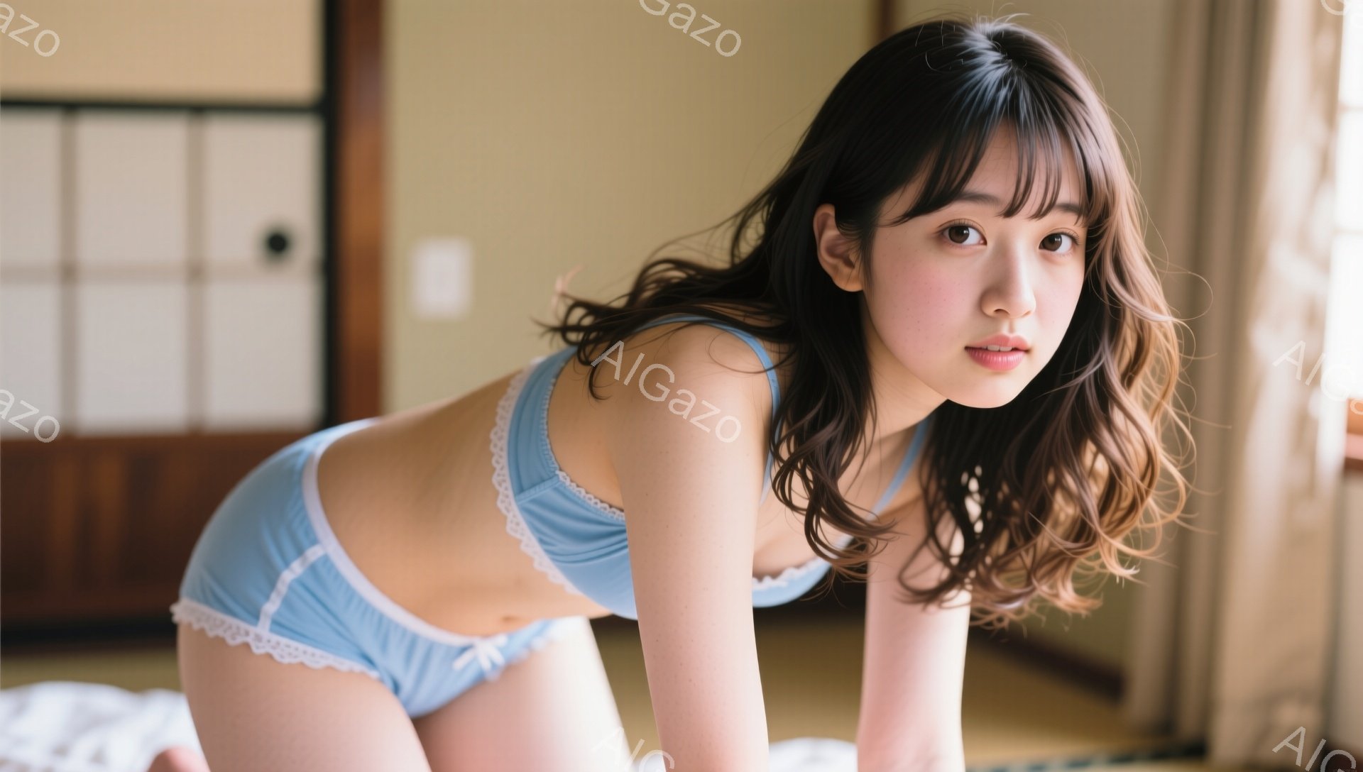 彼女は薄い水色のレースのついたブラとショーツを身に着け、少し体を丸めて床に跪いている。長い茶色の髪は肩にかかり、前髪は眉毛にかかっている。背景には畳の部屋と障子、そして窓からの光が差し込んでいる。